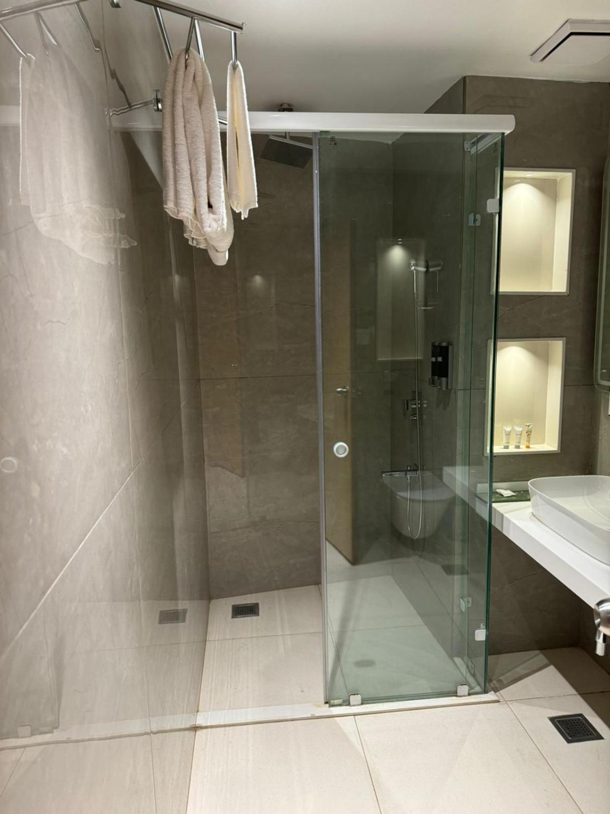 Superior King Room - Photo 11