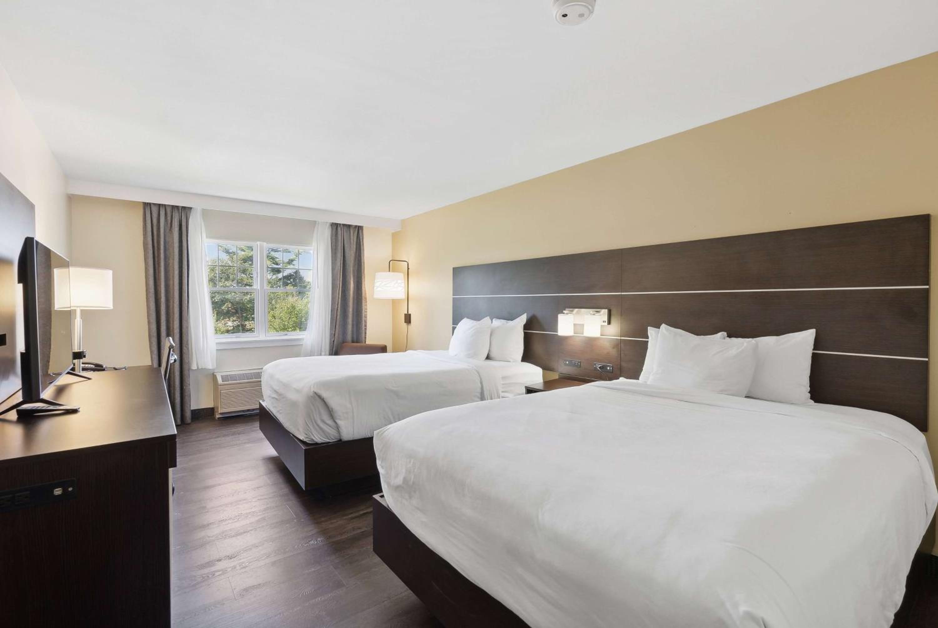 Queen Room with Two Queen Beds - Non-Smoking - Photo 4