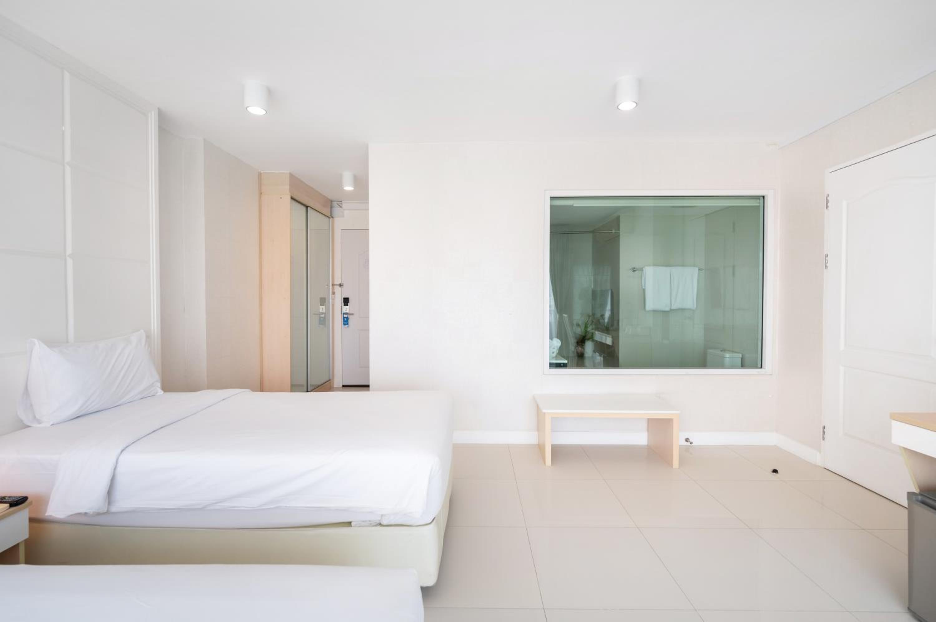 Twin Room with Bath photo 3