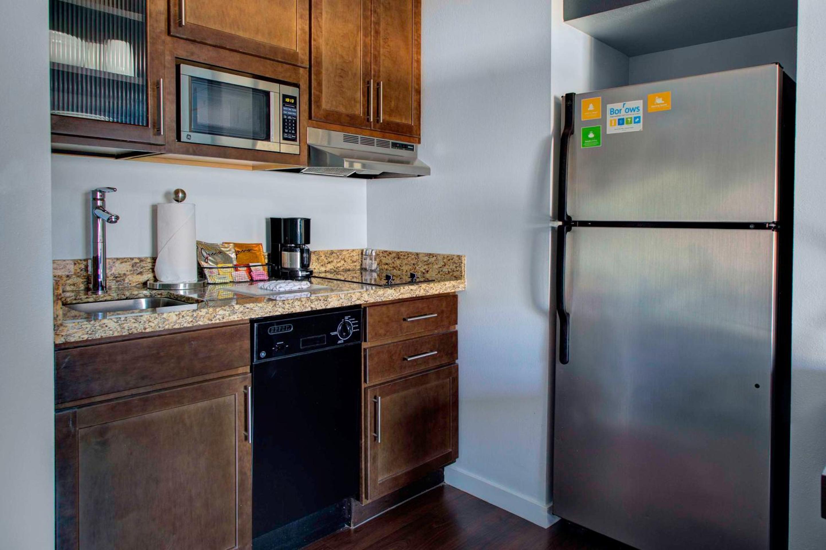 One-Bedroom Suite - Photo 7