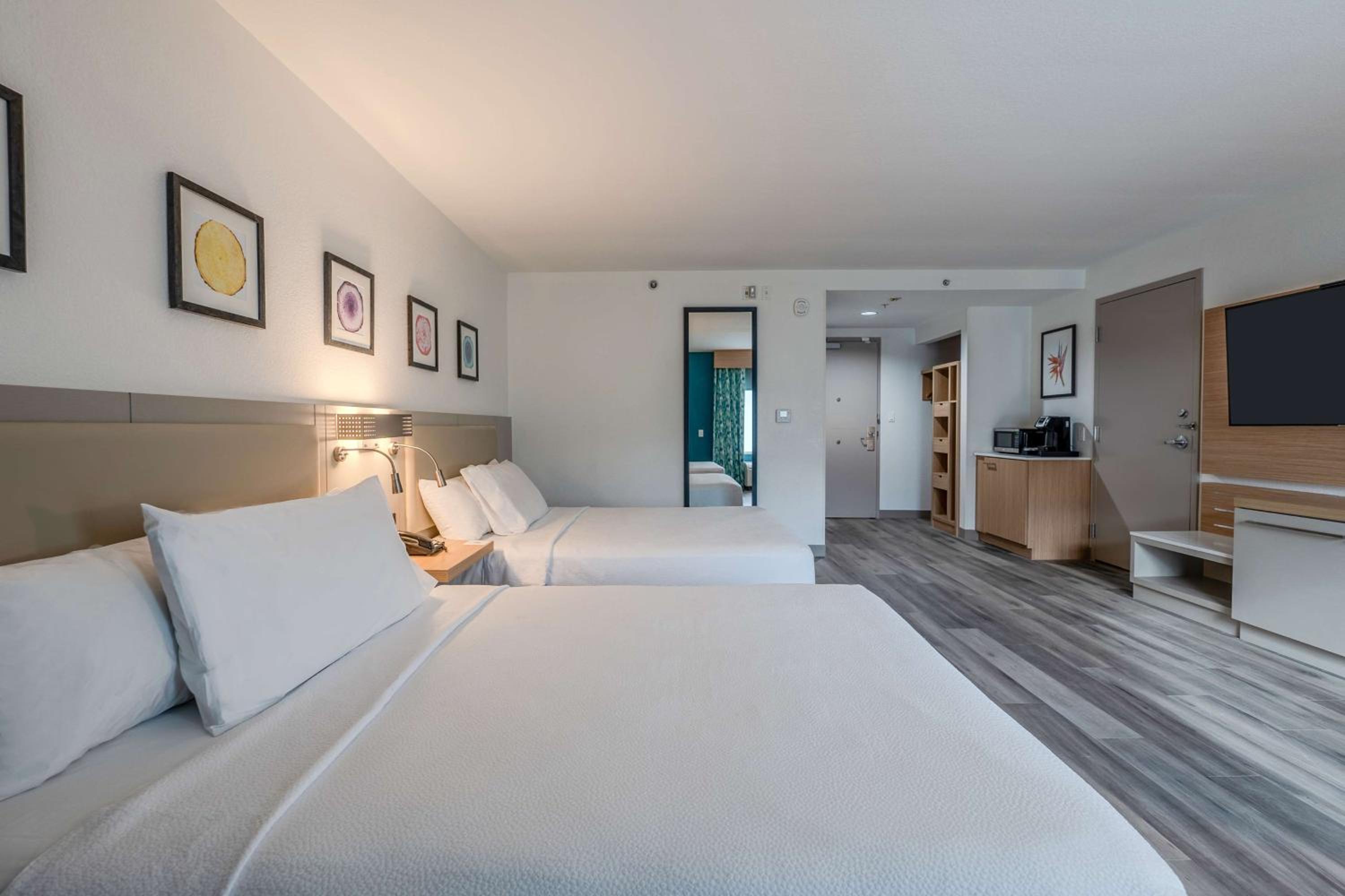 Queen Room with Two Queen Beds and Bath Tub - Mobility Access