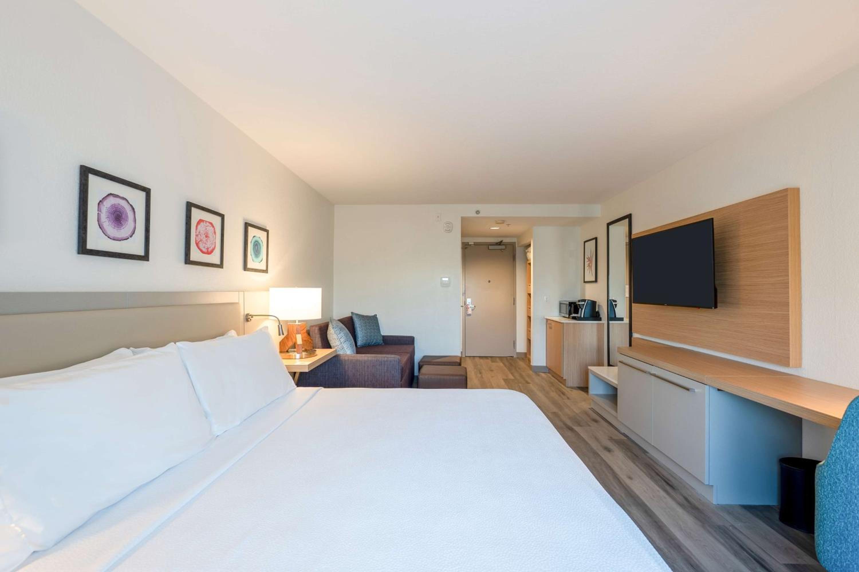 King Room with Sofa Bed - Non-Smoking - Photo 10