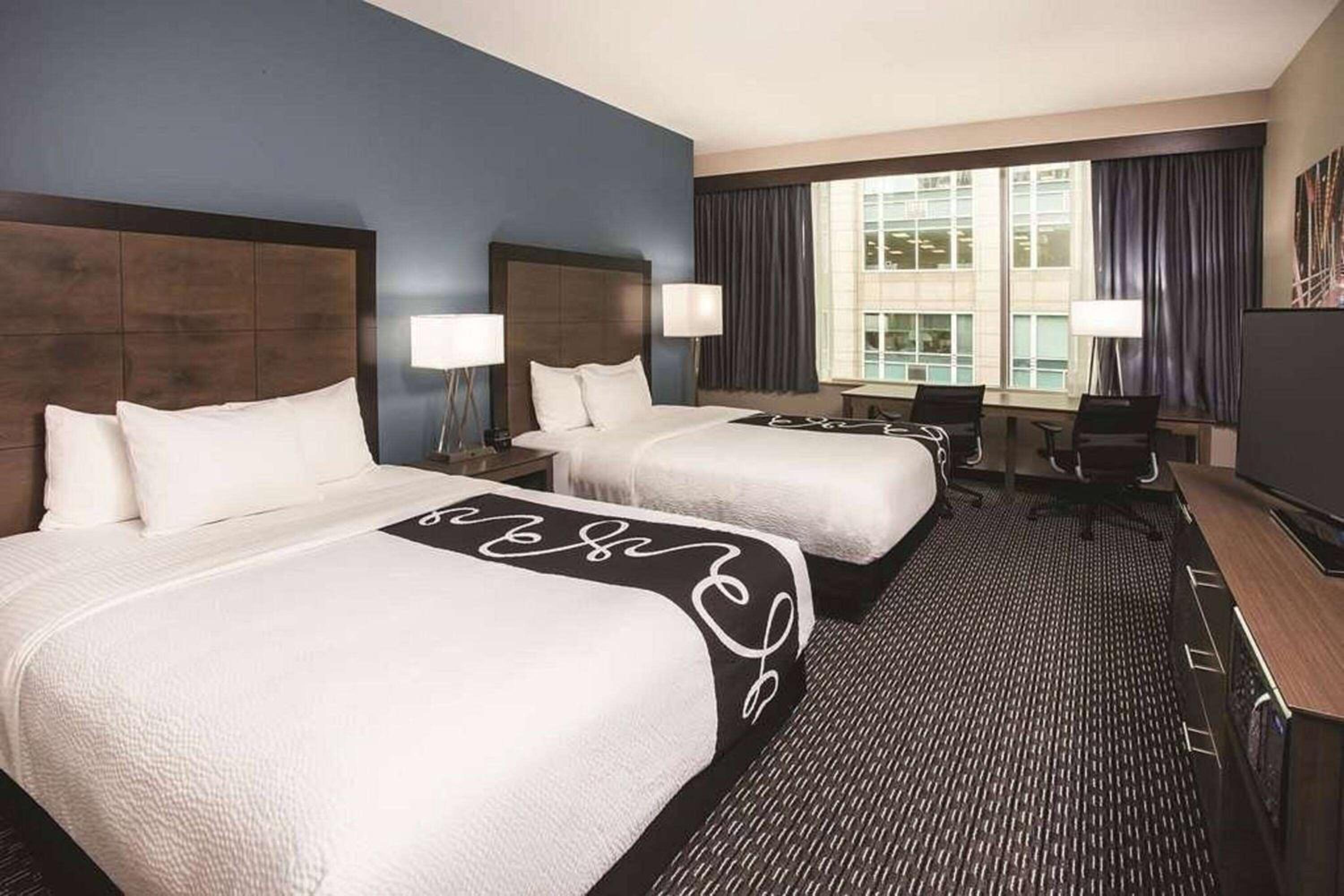 Queen Room with Two Queen Beds - Photo 4