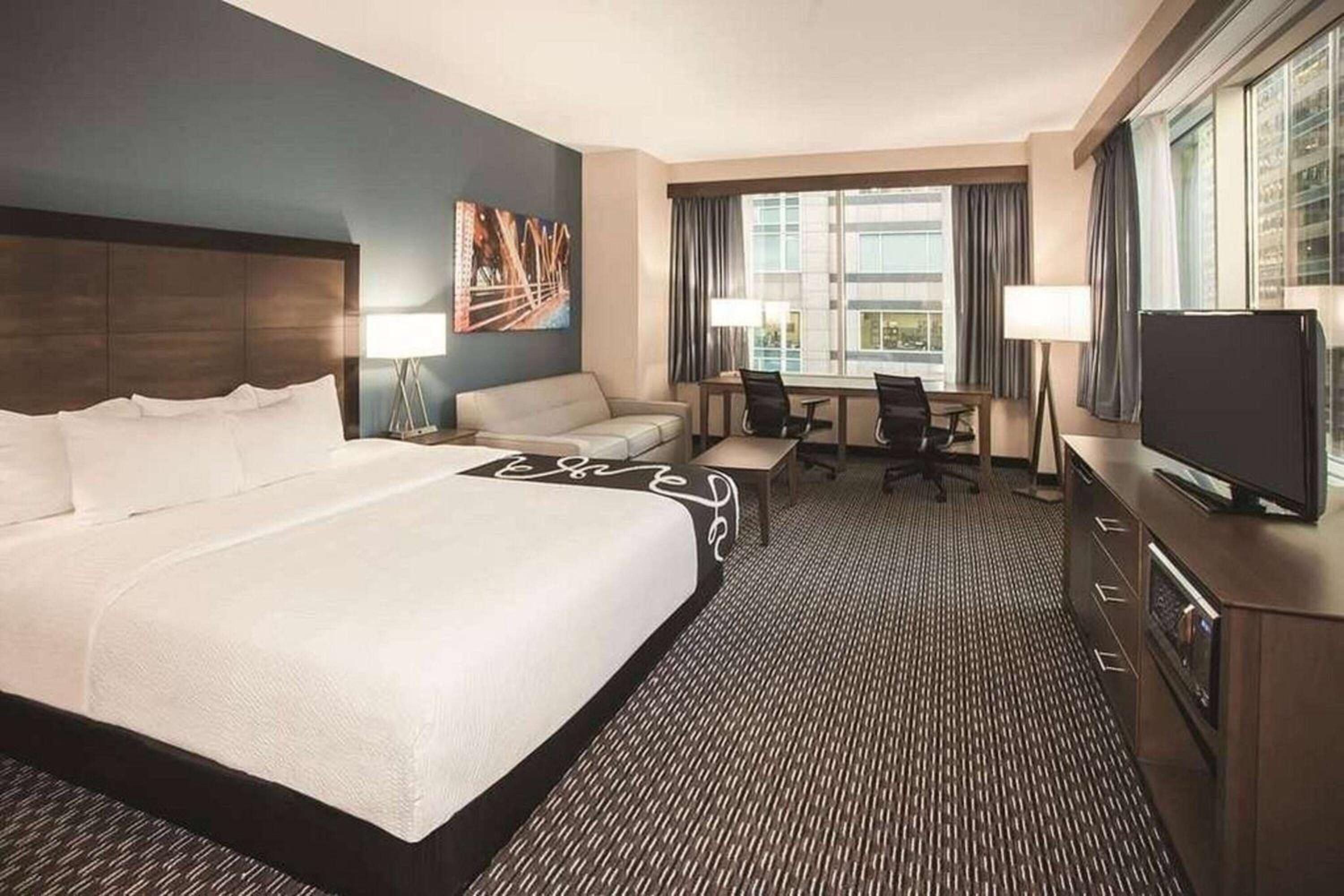 Corner King Suite with Sofa Bed and Panoramic City View - Non-Smoking - Photo 4