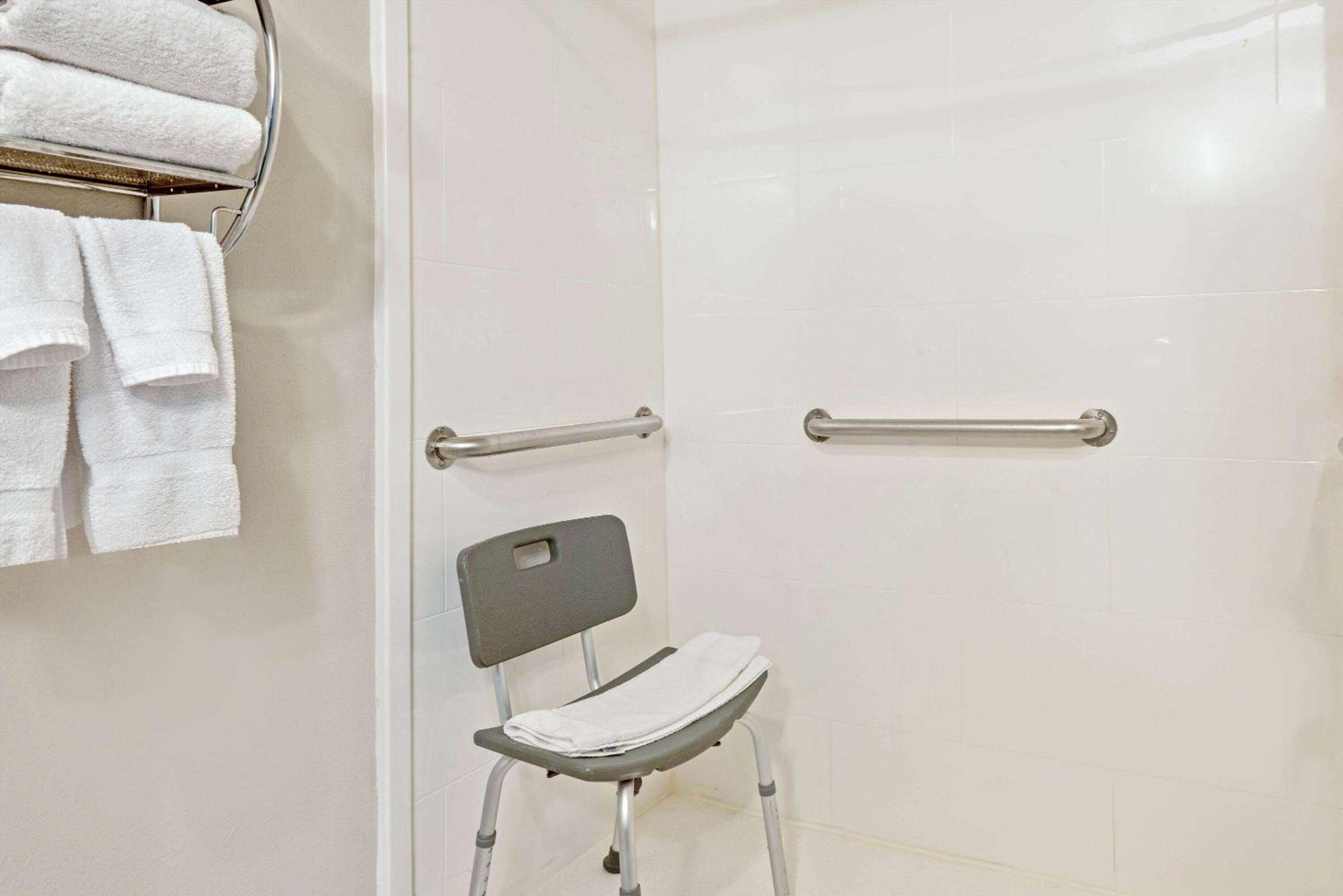 Queen Room with Two Queen Beds - Mobility Access/Non-Smoking - Photo 4