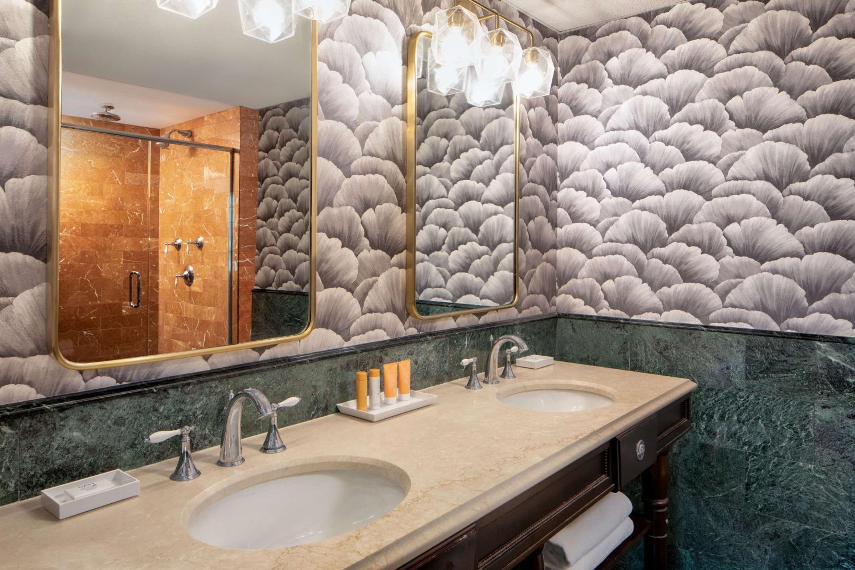 Plaza Luxury Suite - Photo 2