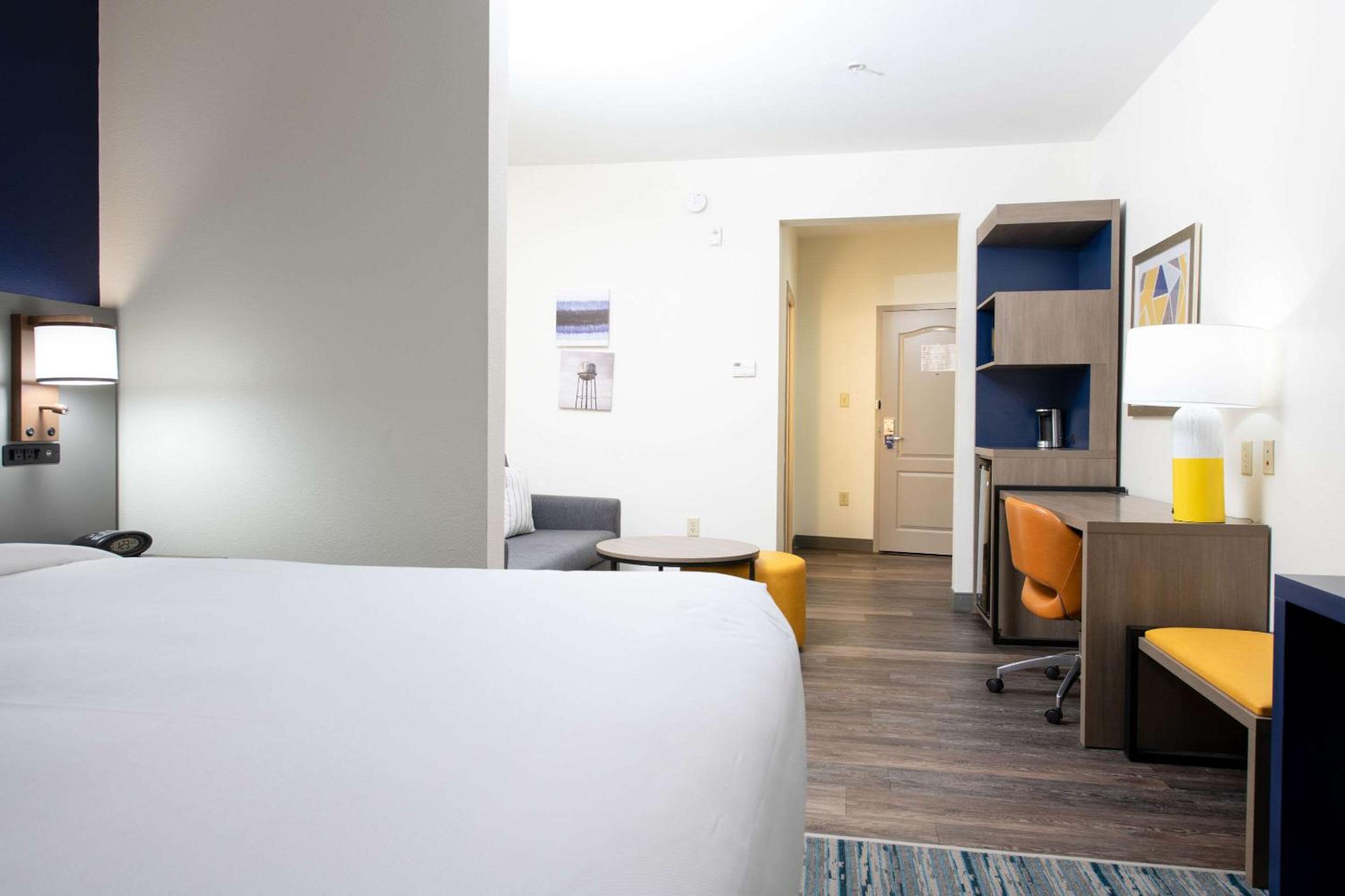 King Suite - Non-Smoking - Photo 8