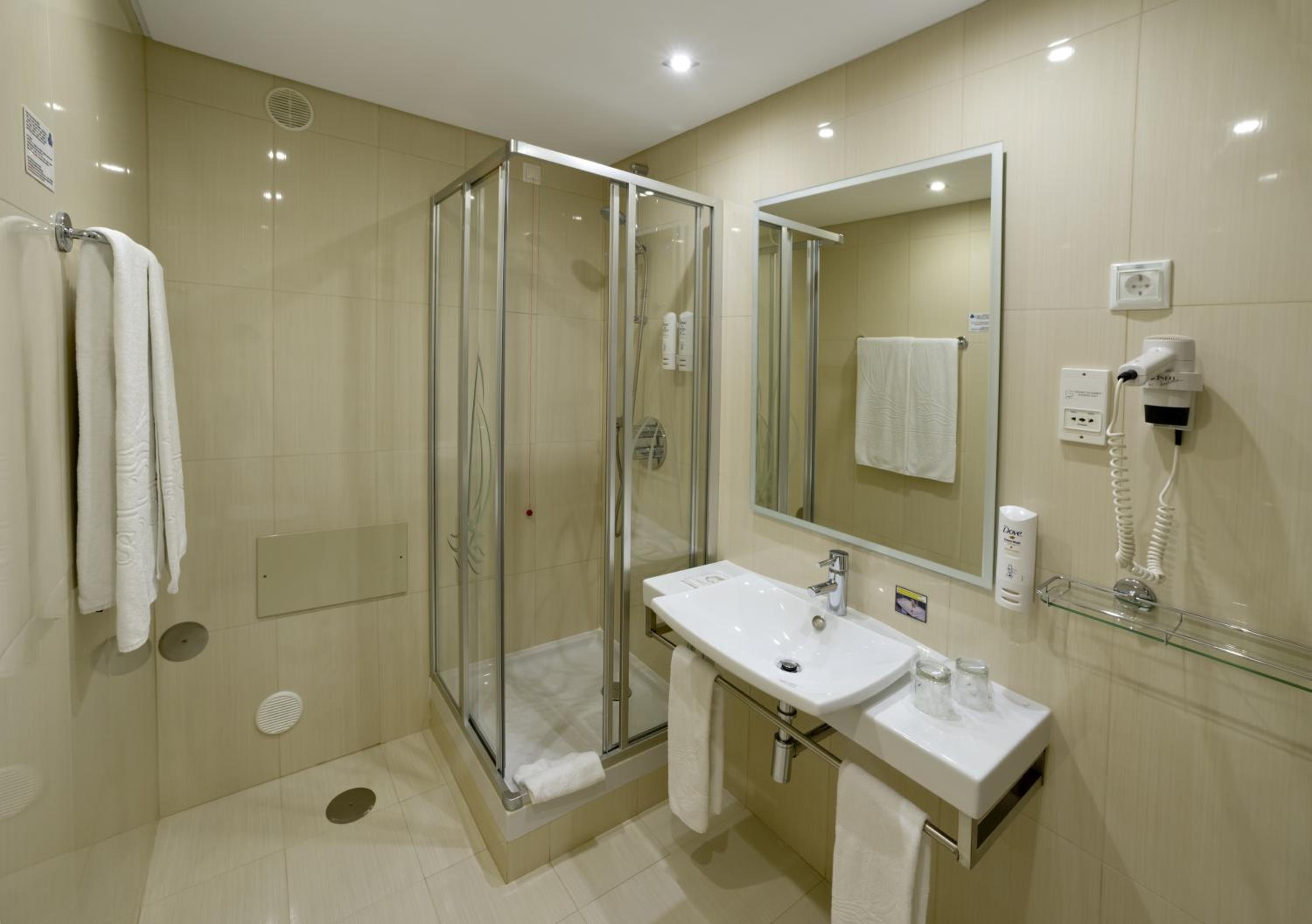 Basic Double Room with Land View - Photo 4