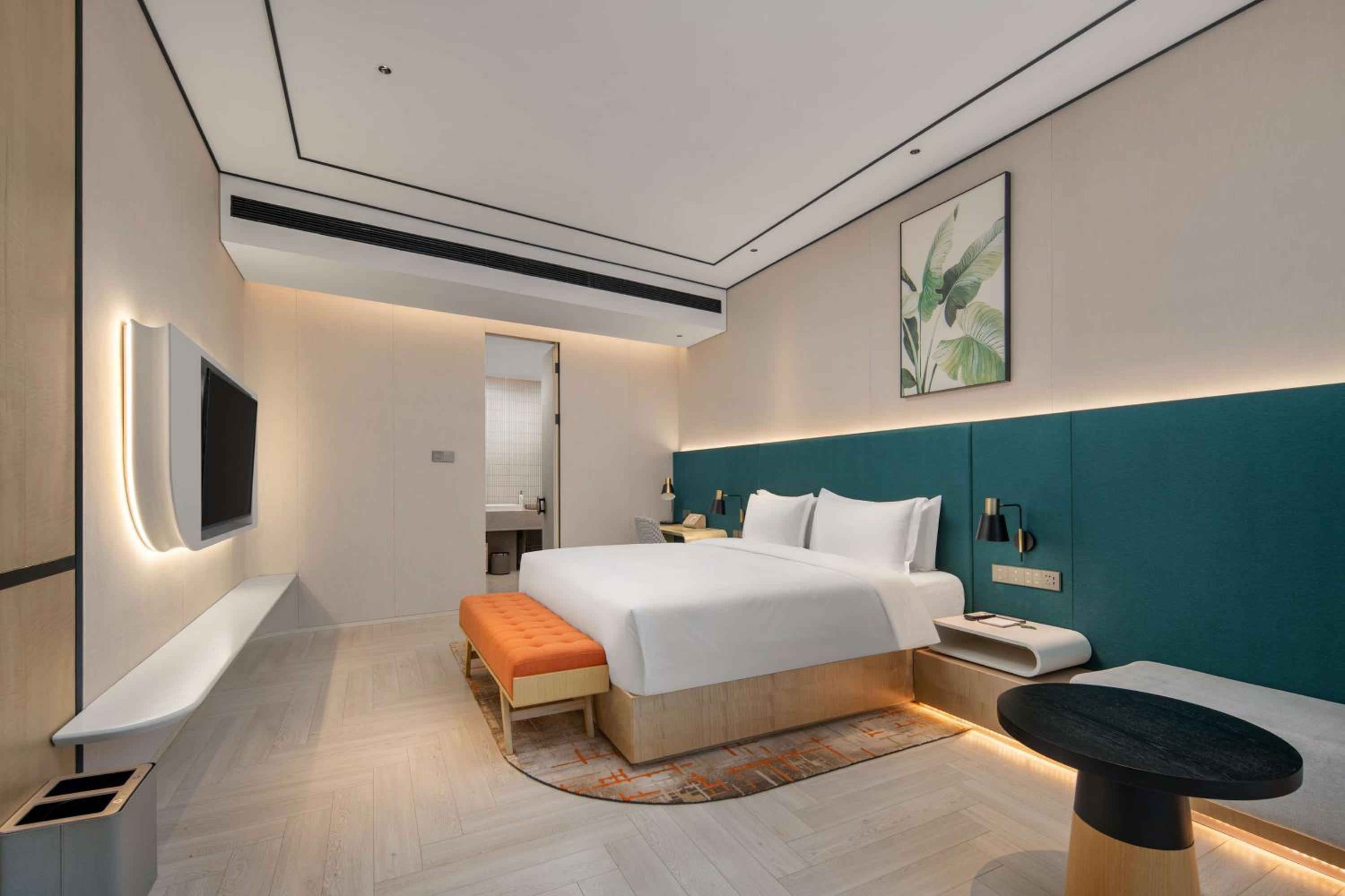 Deluxe King Suite photo 2