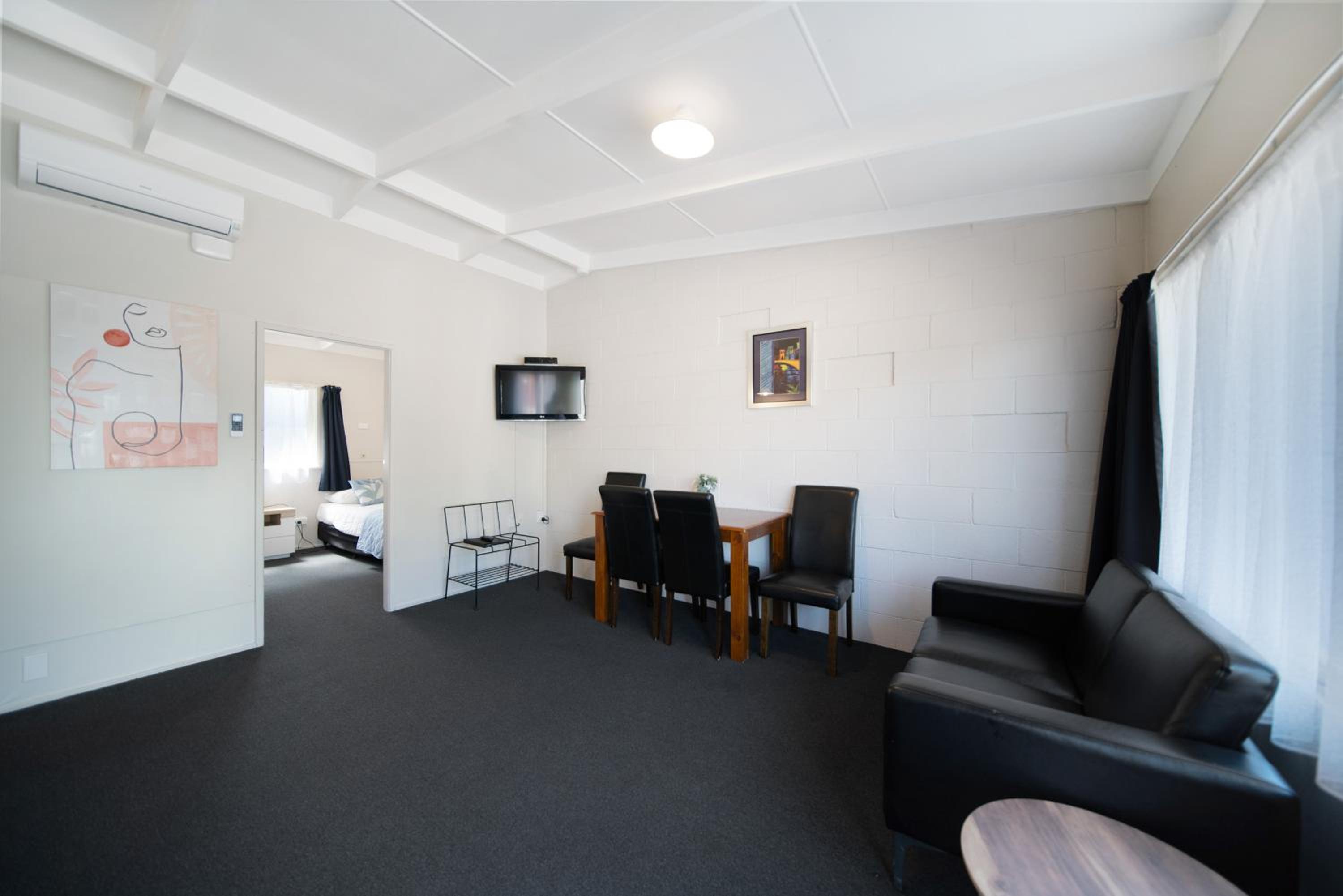 One-Bedroom Apartment - Photo 4