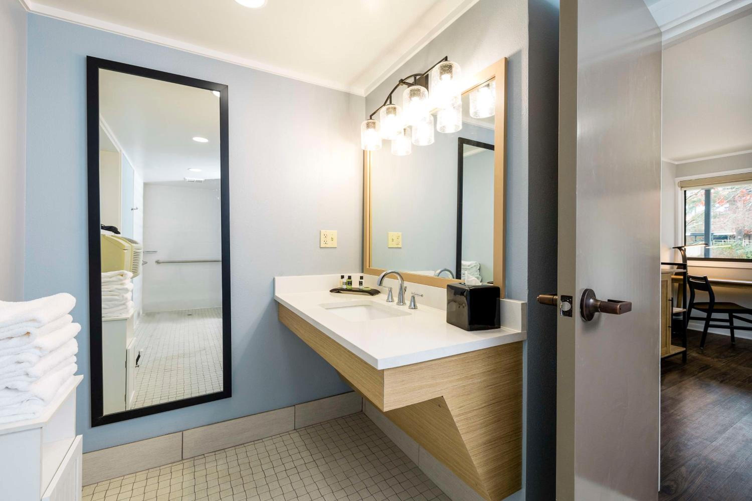 Brookside Queen Room with Two Queen Beds - Photo 4