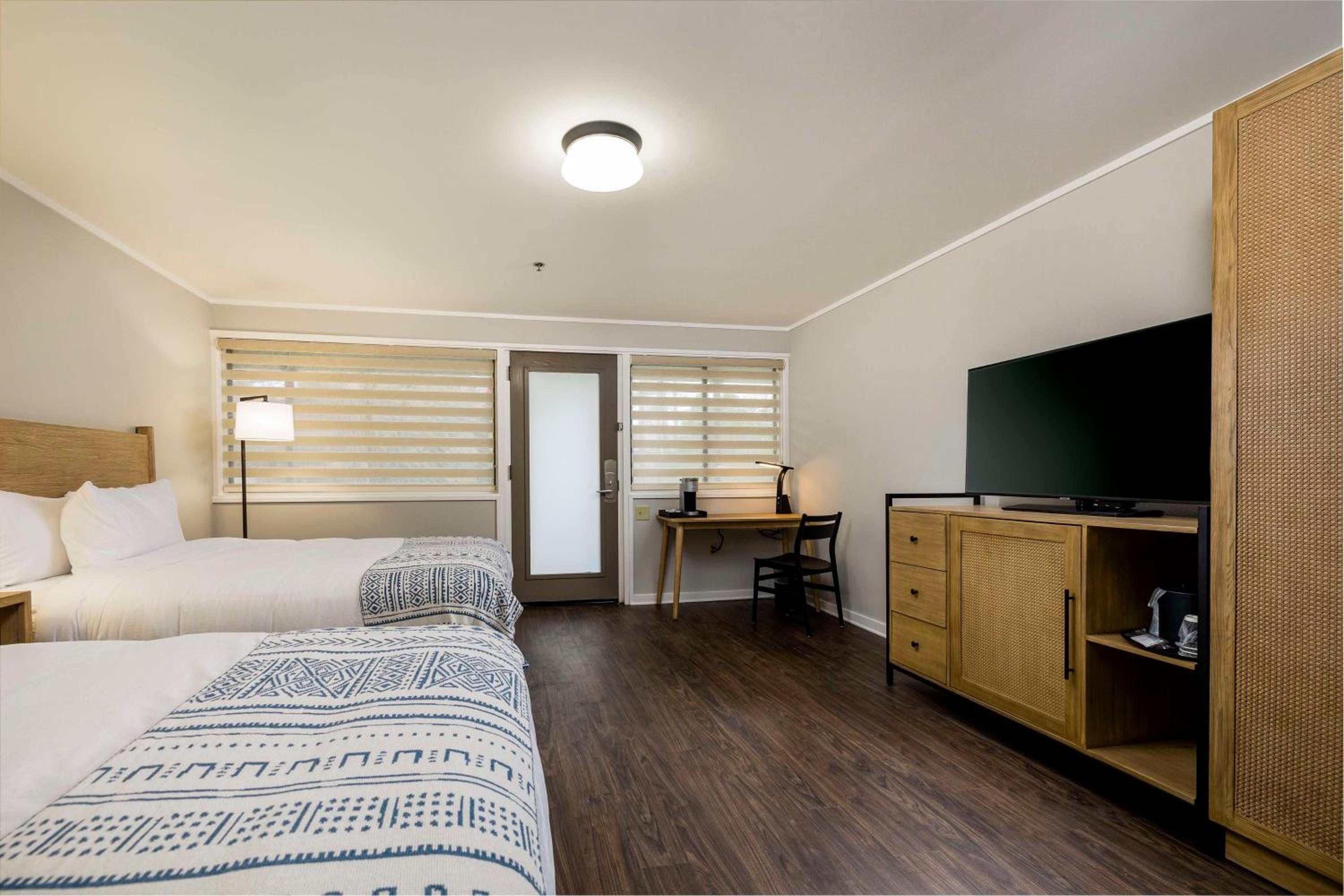 Brookside Queen Room with Two Queen Beds - Photo 2