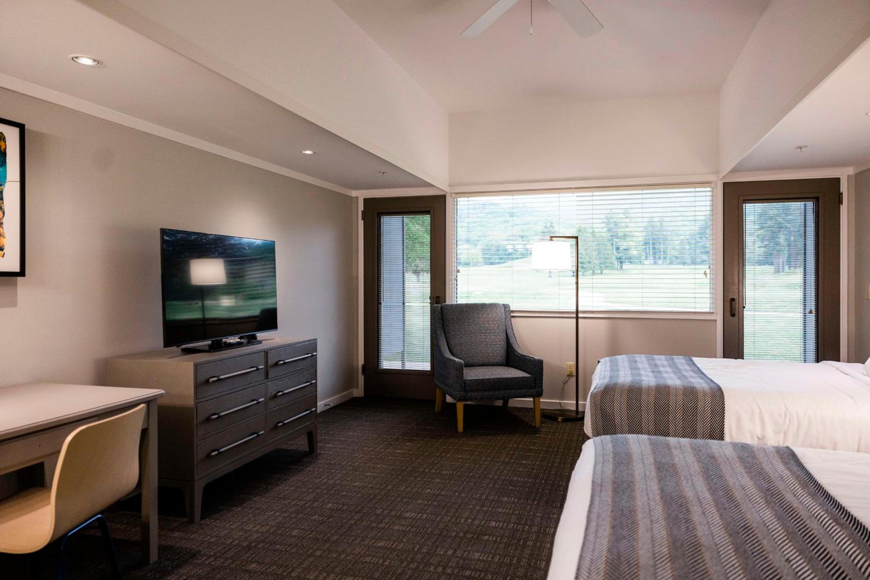 Queen Room with Two Queen Beds and Balcony or Patio - Golf View - Photo 3