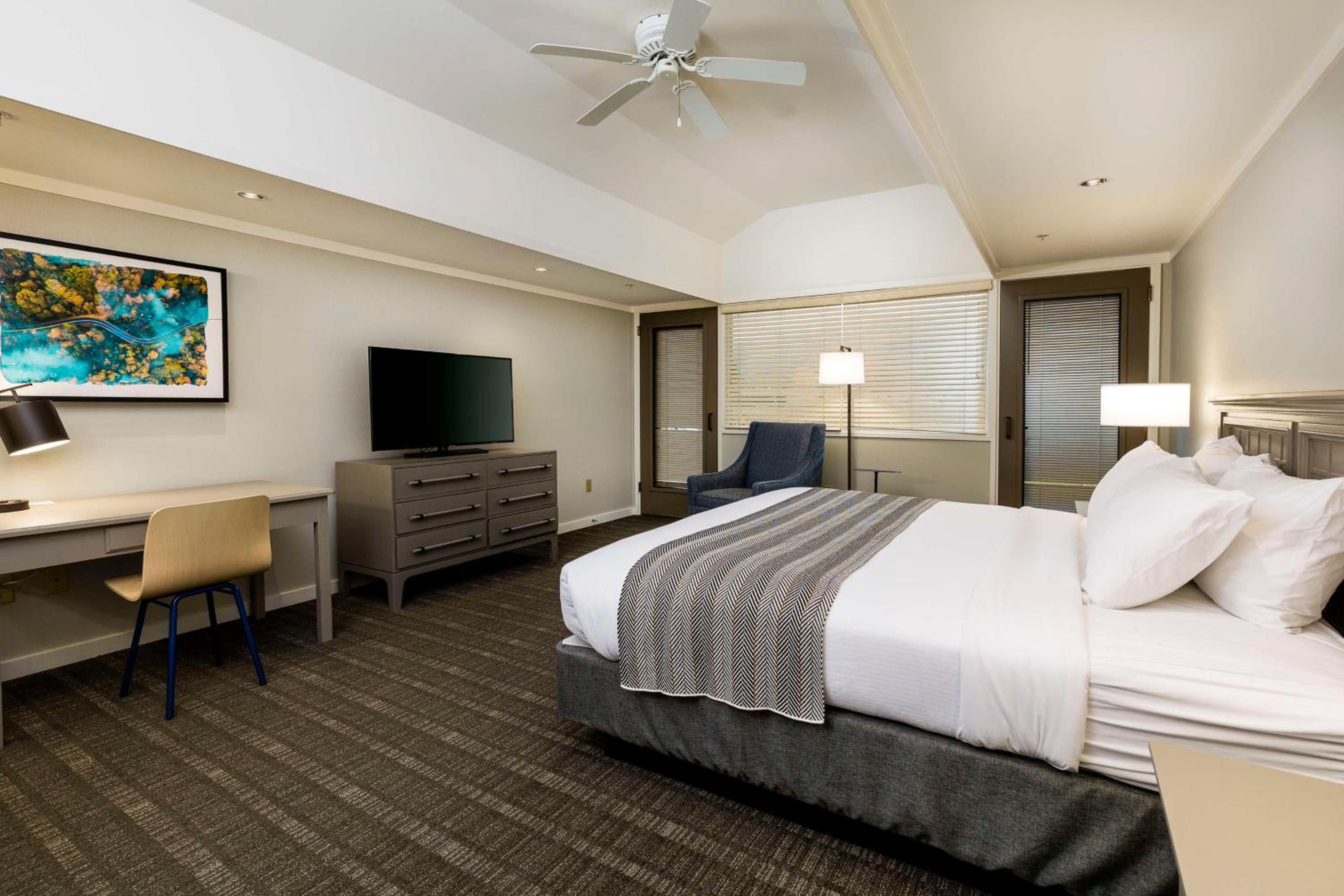 King Room with Balcony or Patio - Golf View - Photo 2
