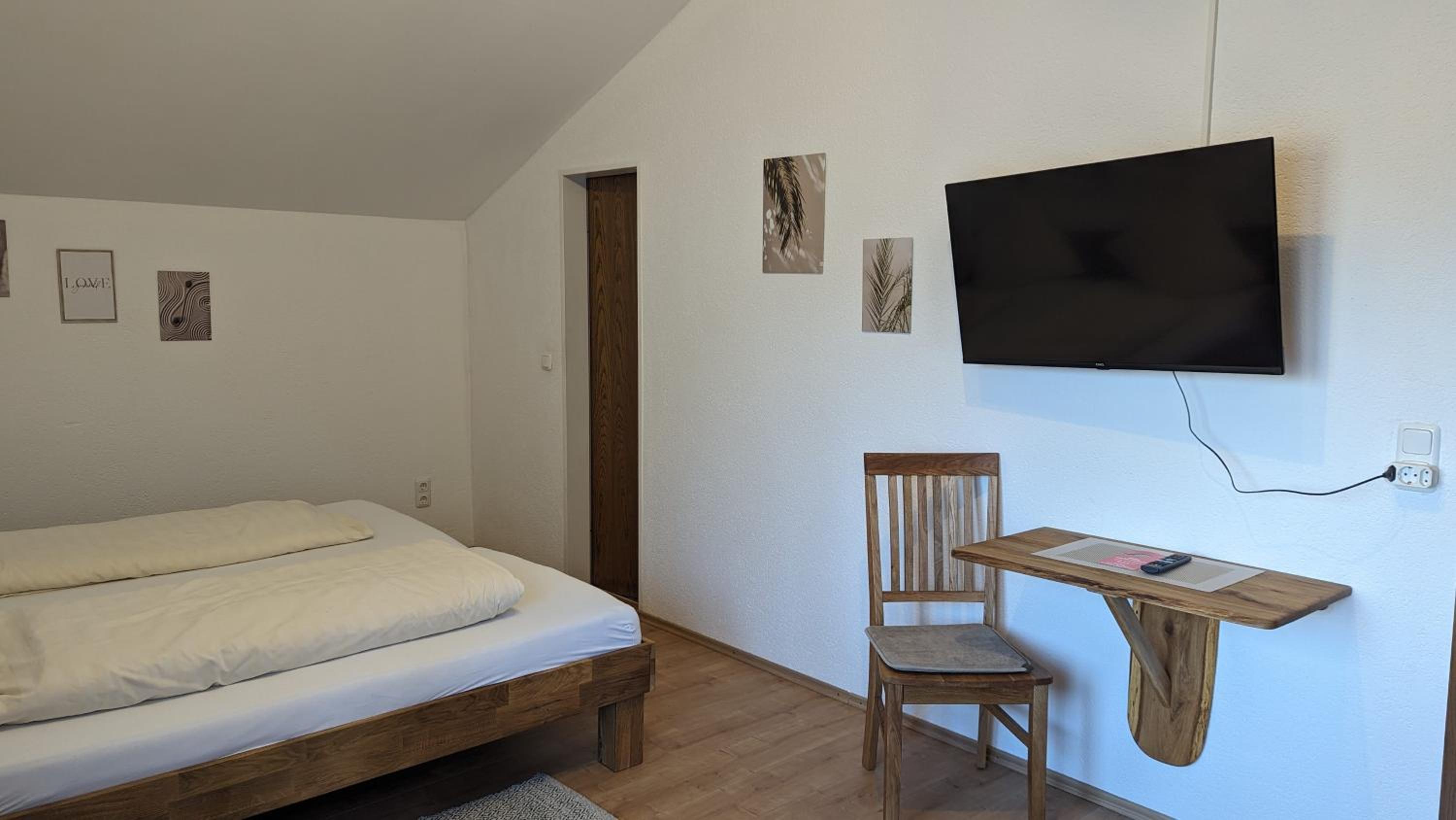 Double Room with Balcony - Photo 11