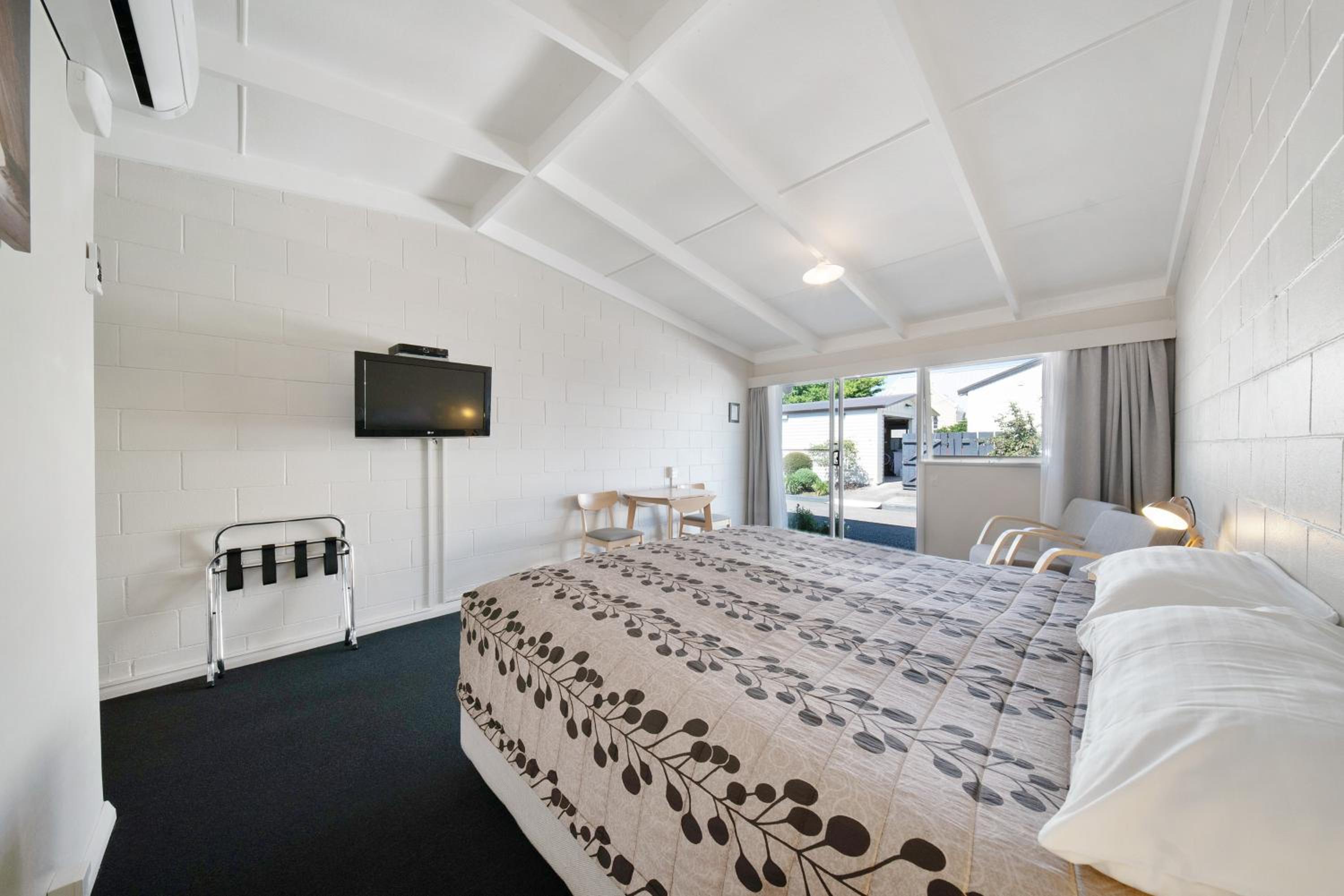 Standard King Room - Photo 3