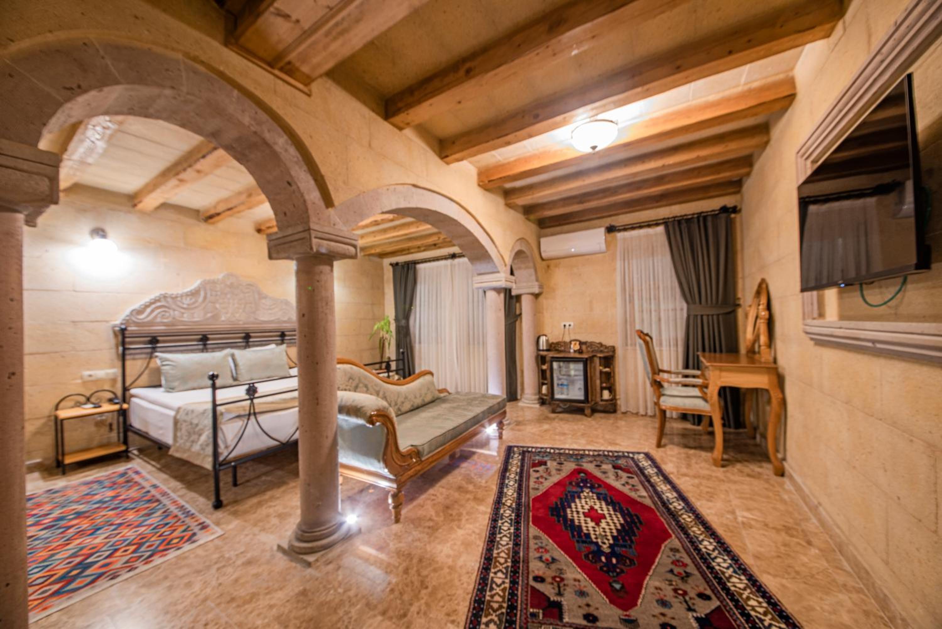 Deluxe Double Room with Bath - Photo 10
