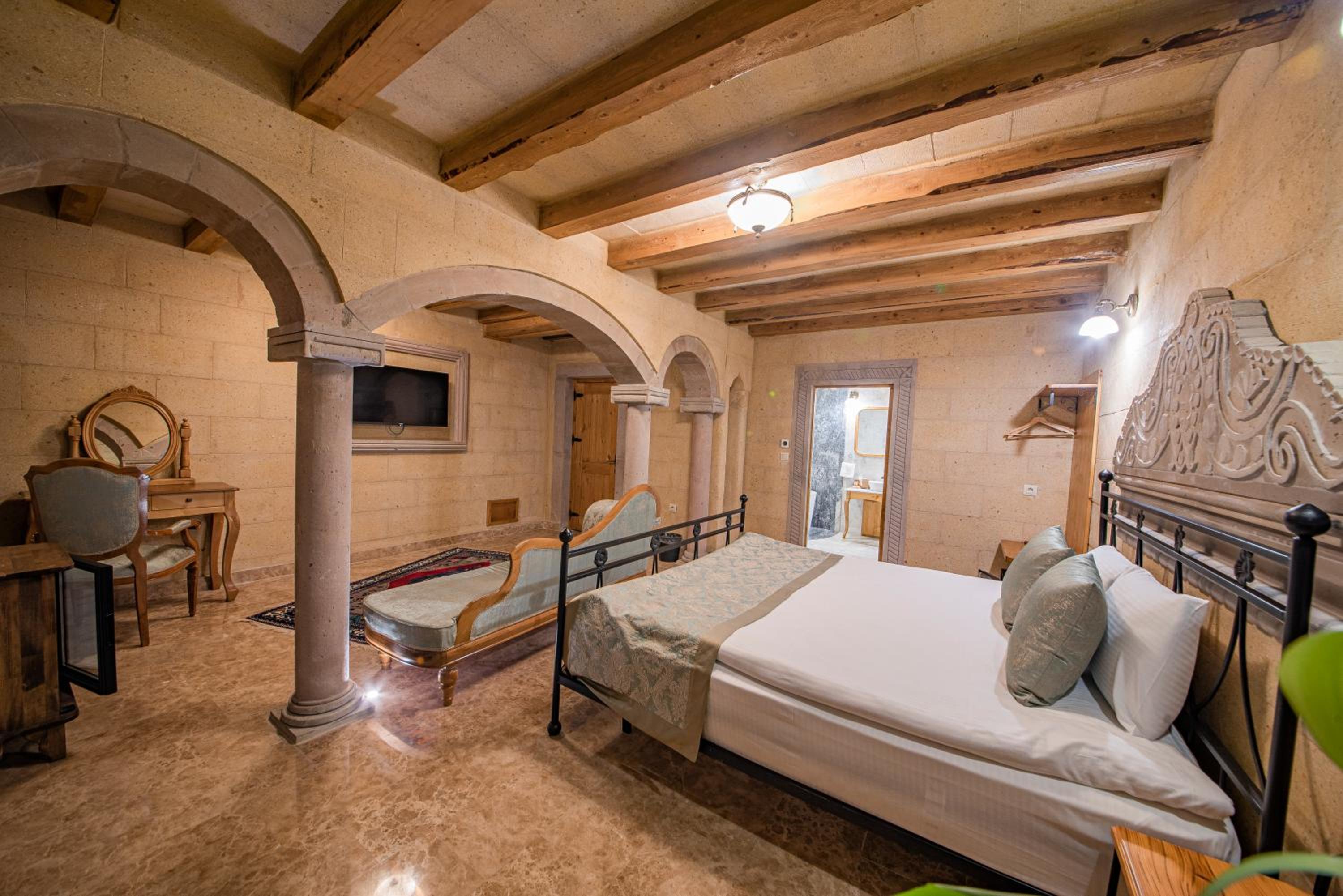 Deluxe Double Room with Bath - Photo 7