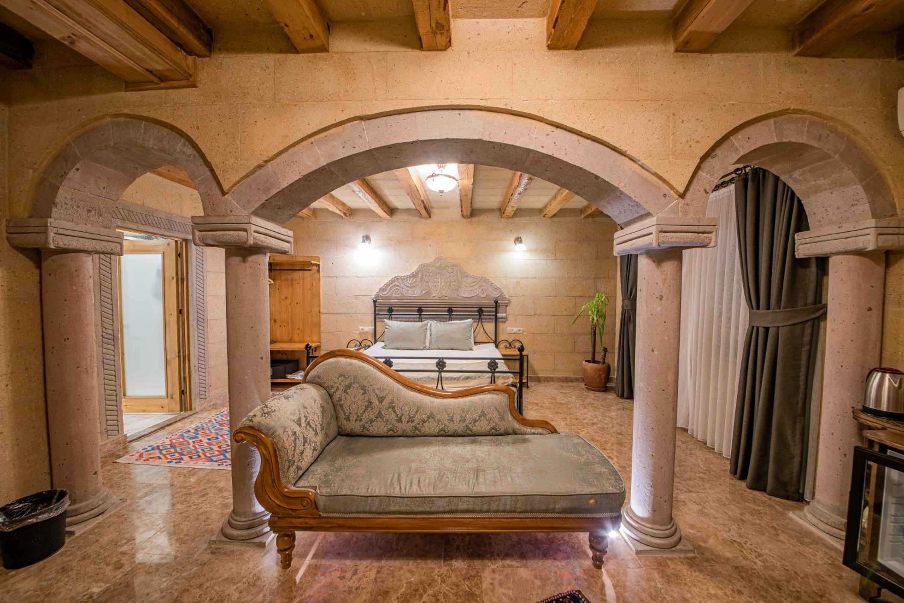 Deluxe Double Room with Bath - Photo 8