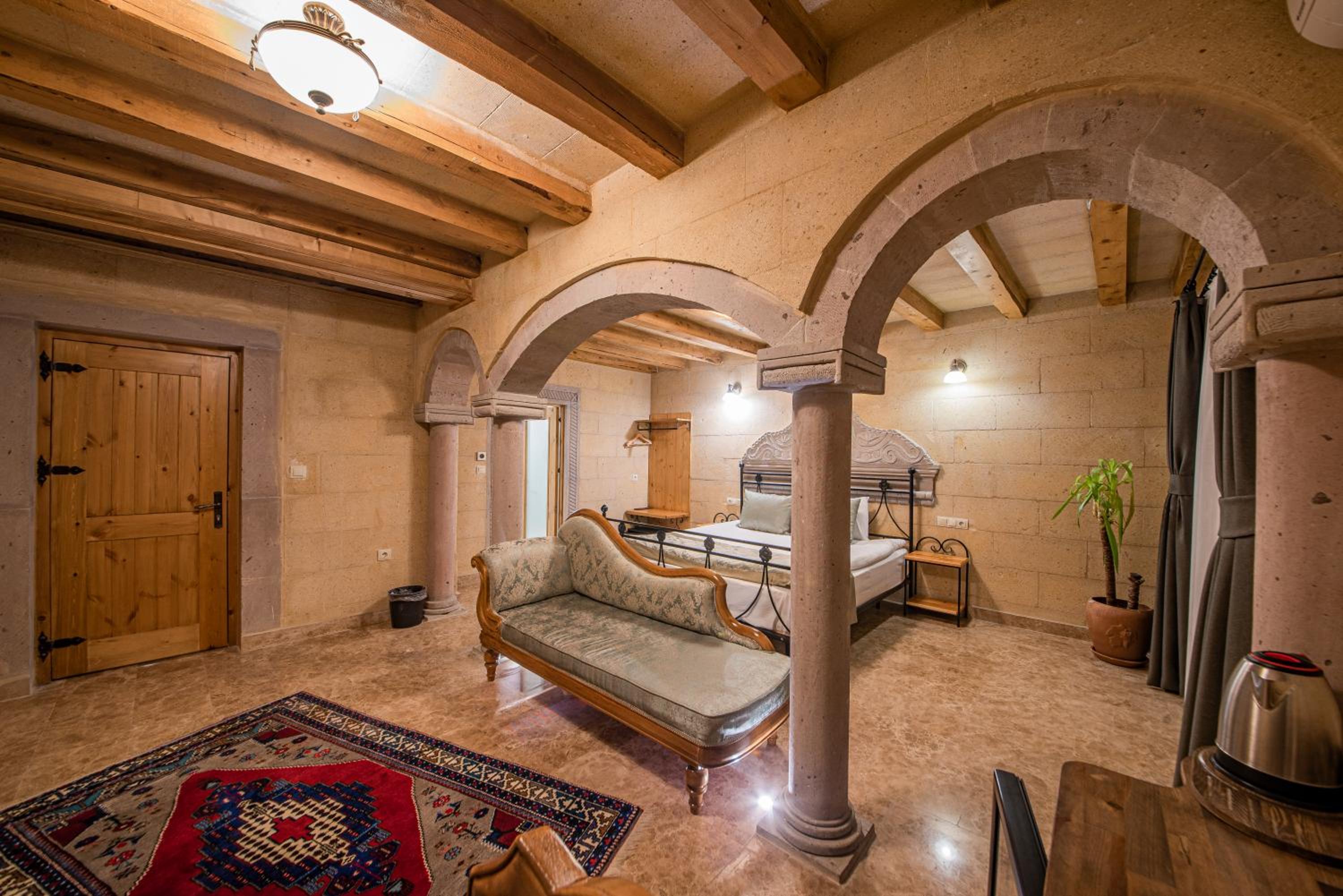 Deluxe Double Room with Bath - Photo 9