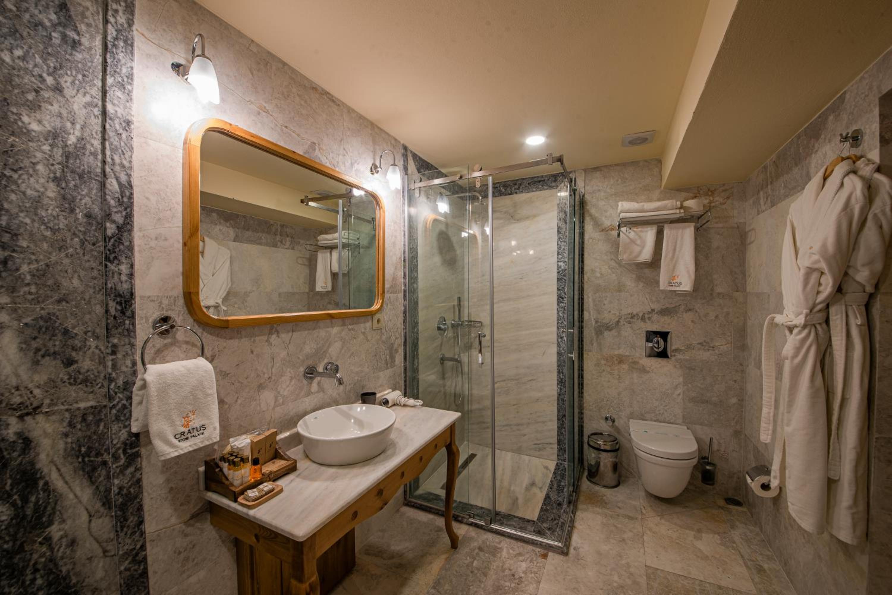 Deluxe Double Room with Bath - Photo 12