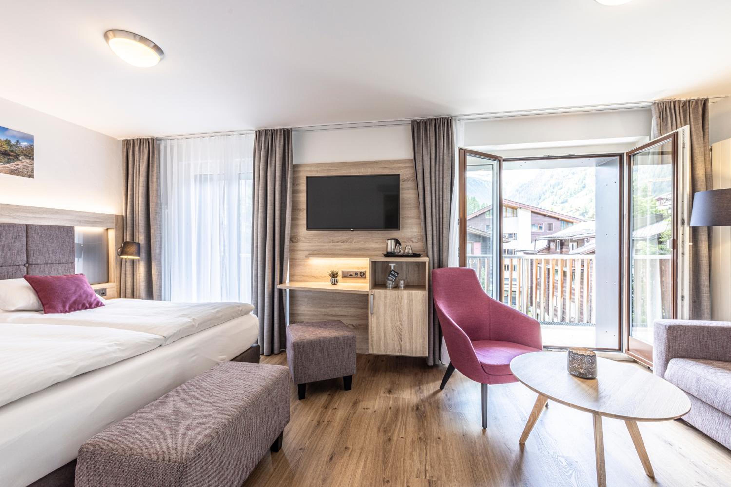 Superior Double Room with Matterhorn view - Photo 9