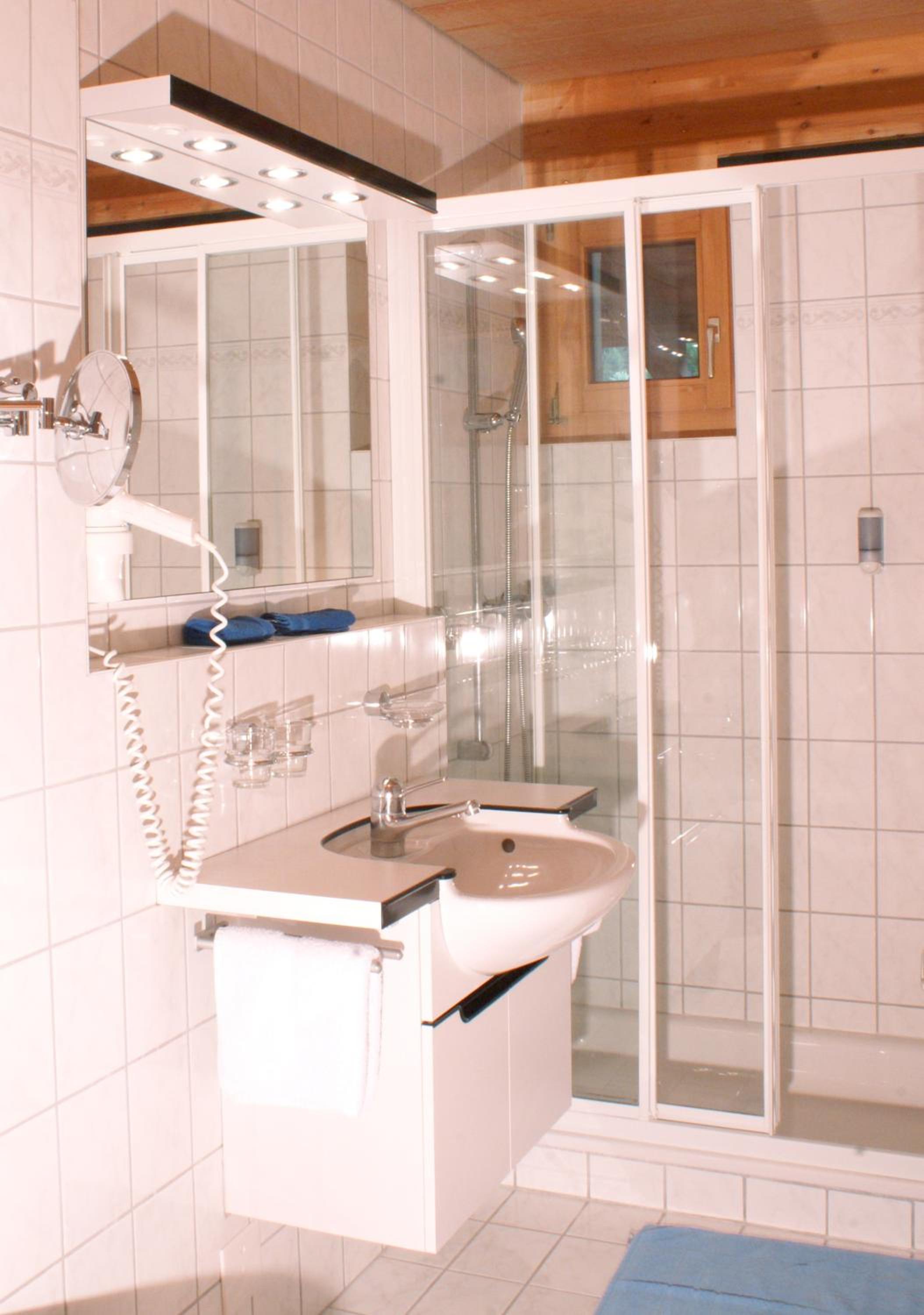 Double Room with Balcony - Photo 11