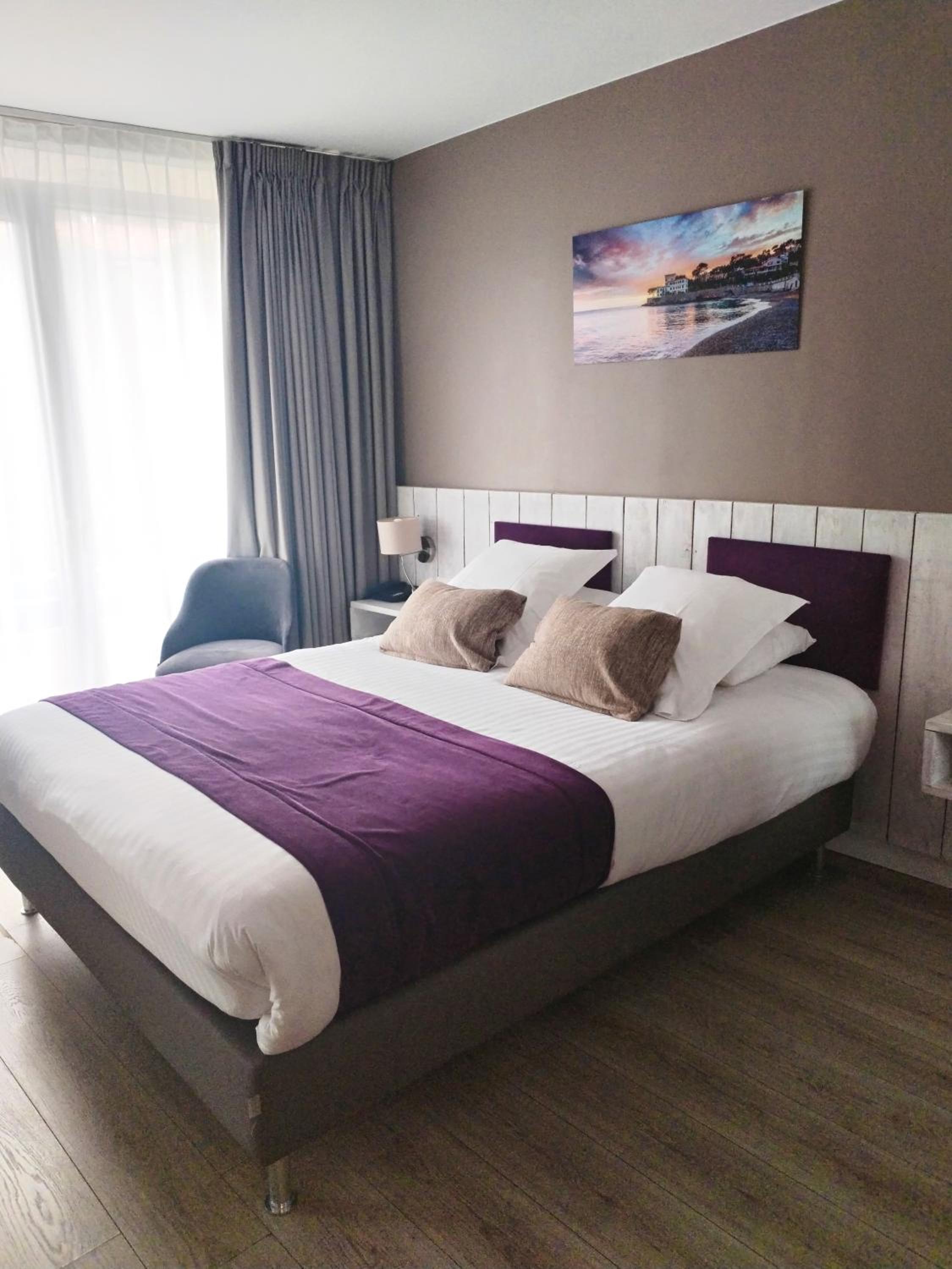 Junior Queen Suite with Balcony  - Photo 1