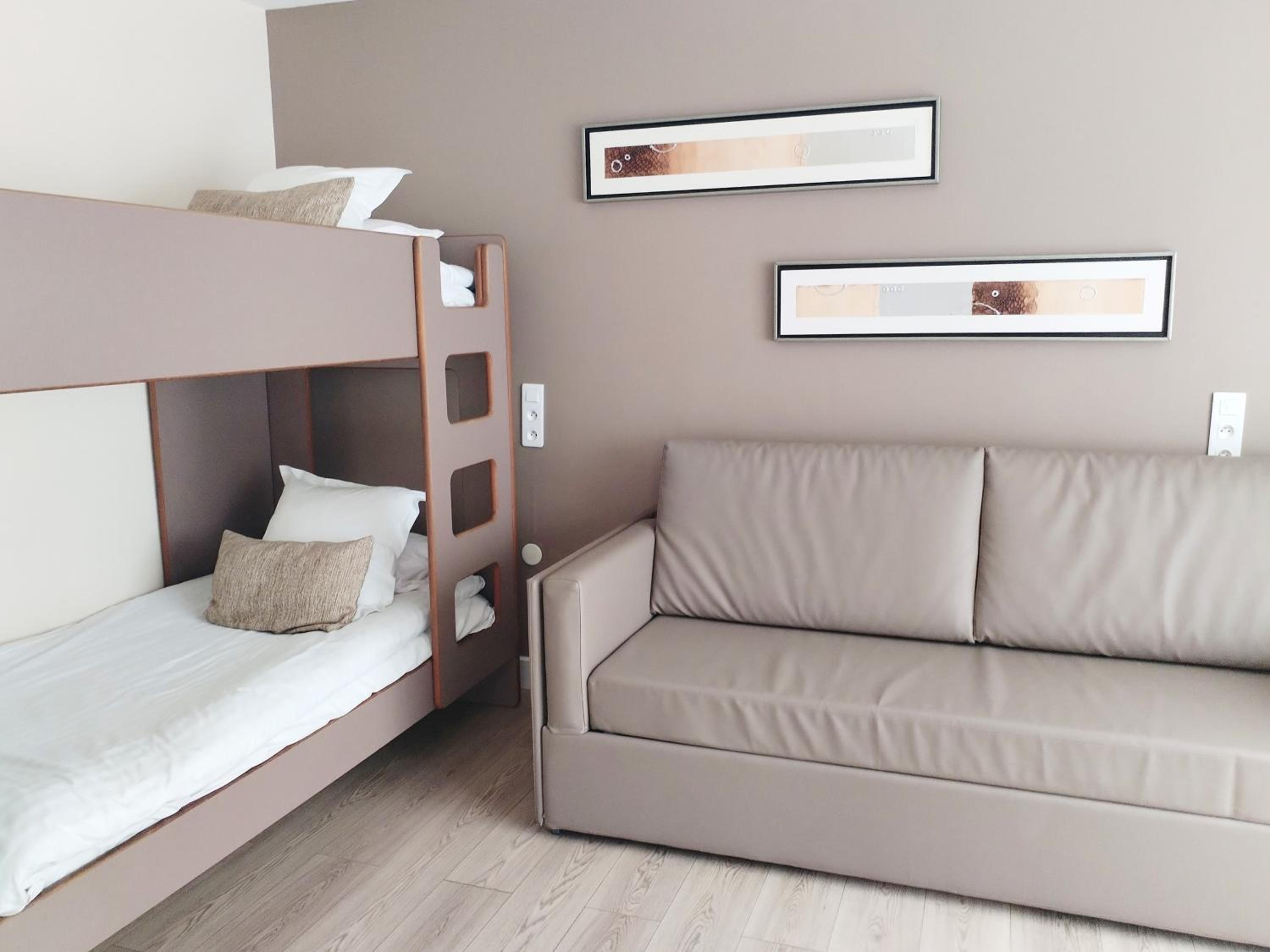 Junior Queen Suite with Balcony  - Photo 3