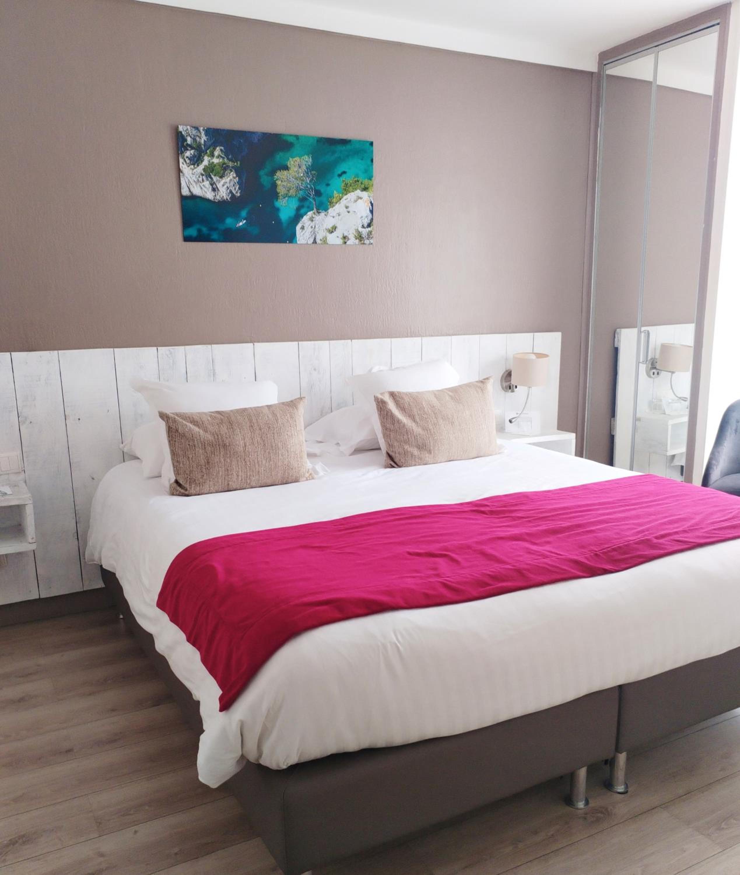 Comfort Queen Room with Balcony - Photo 4