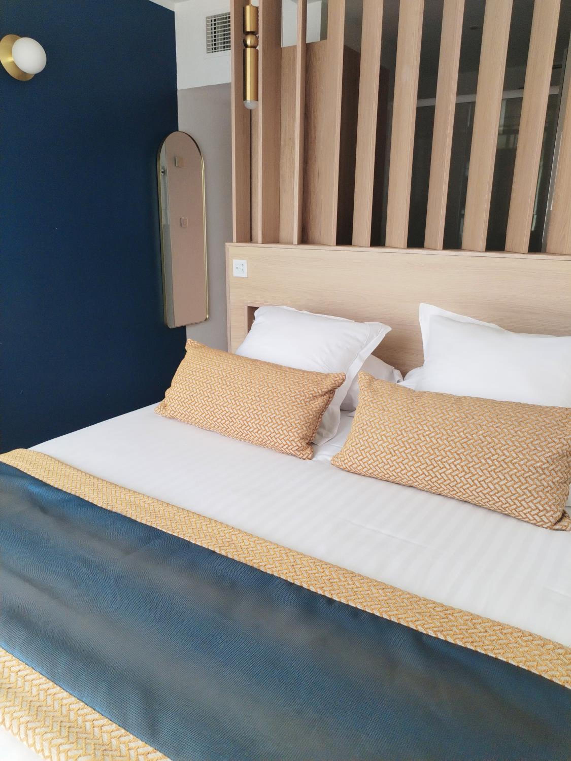 Comfort Queen Room with Balcony - Photo 3