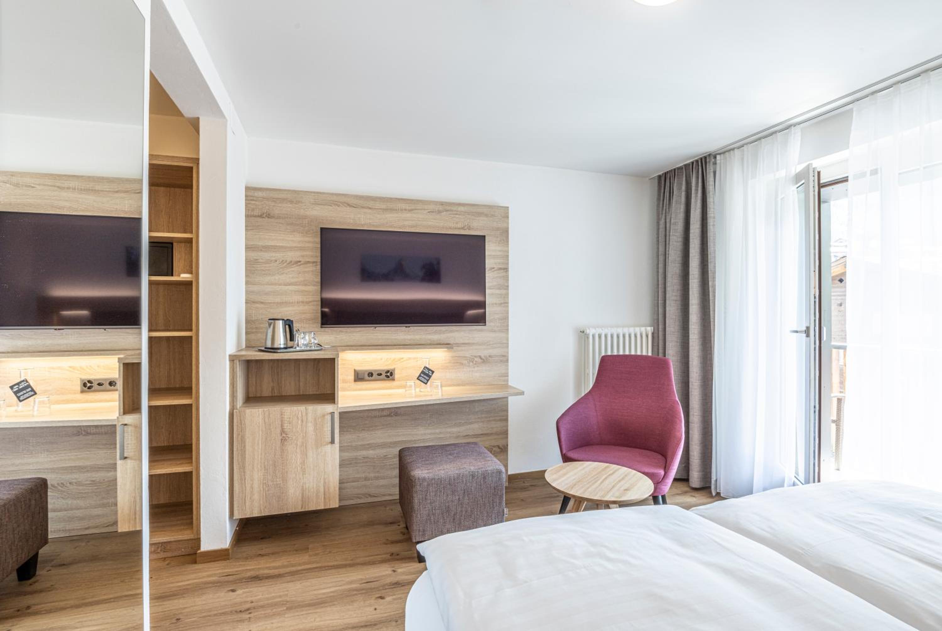 Double Room with Matterhorn View - Photo 7