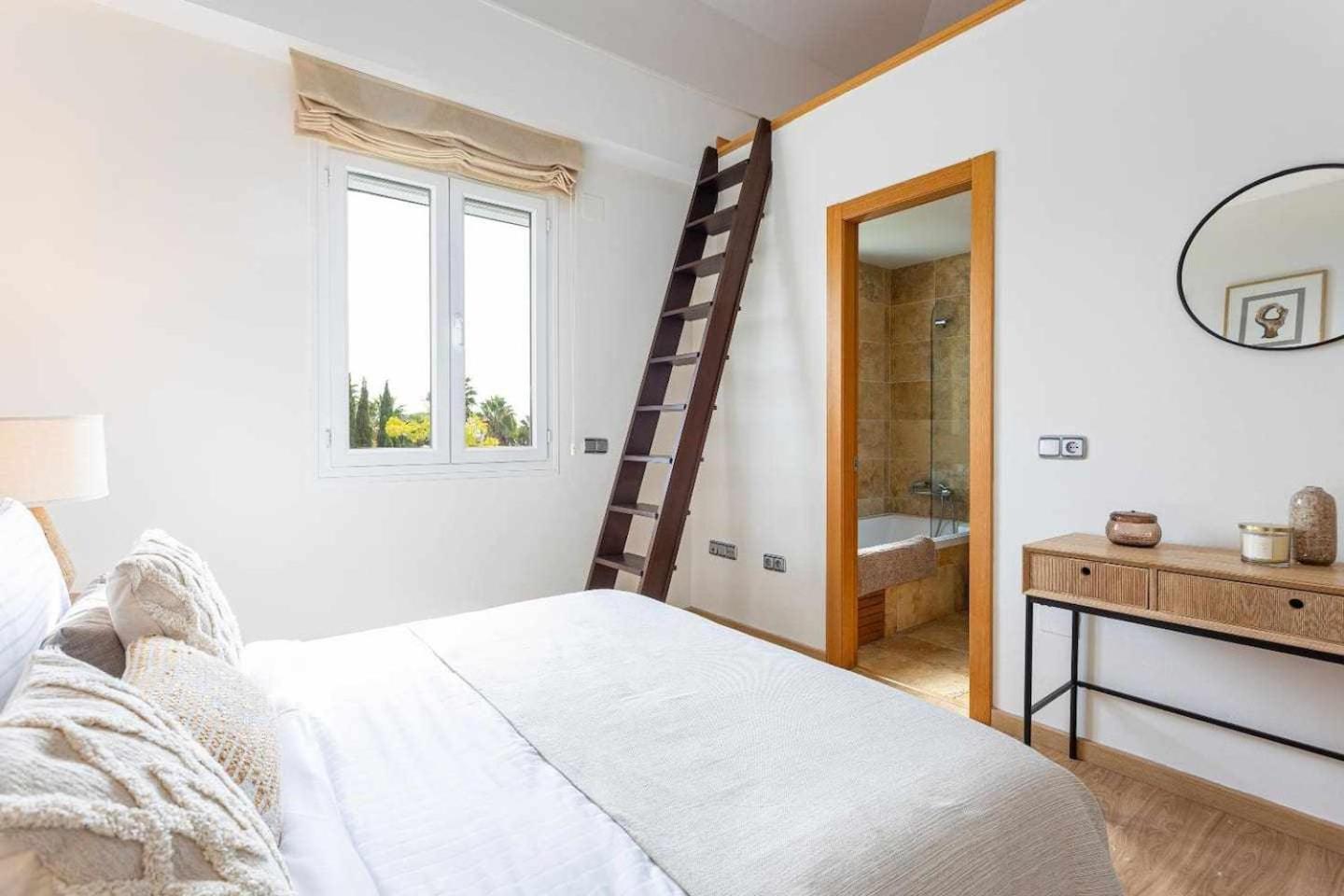 Three-Bedroom House photo 3