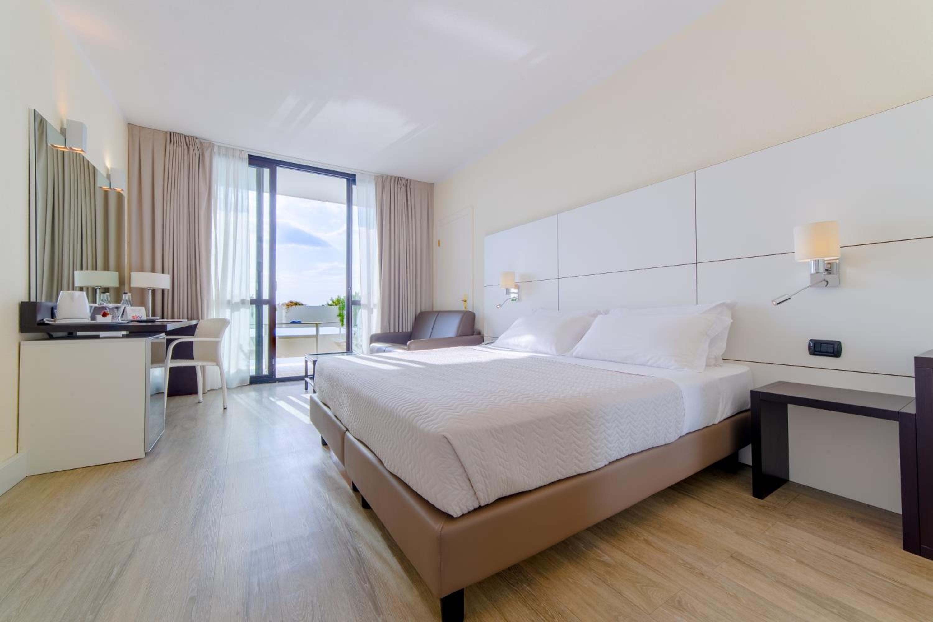 Deluxe Room - Photo 5