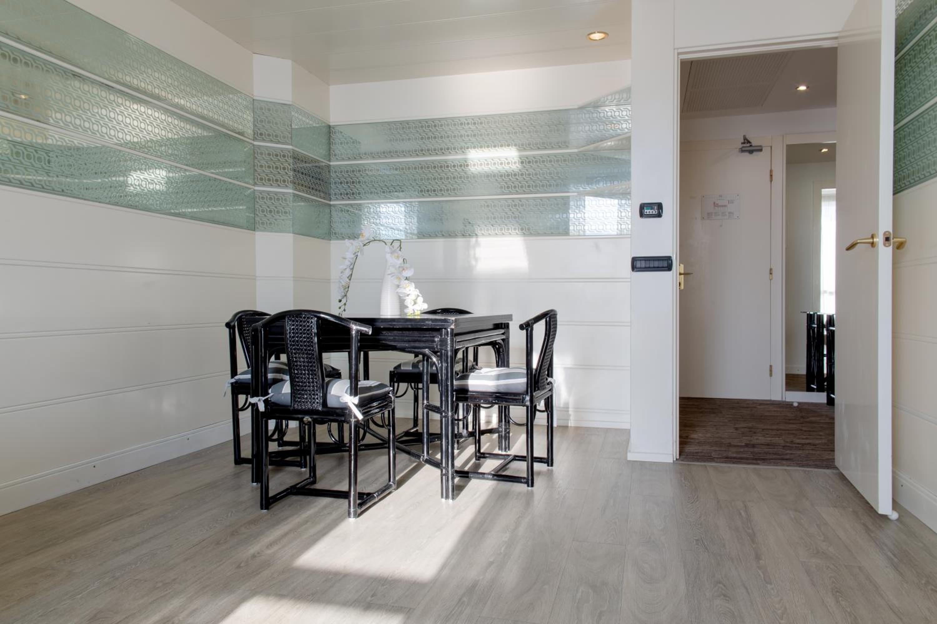 Suite - Photo 7