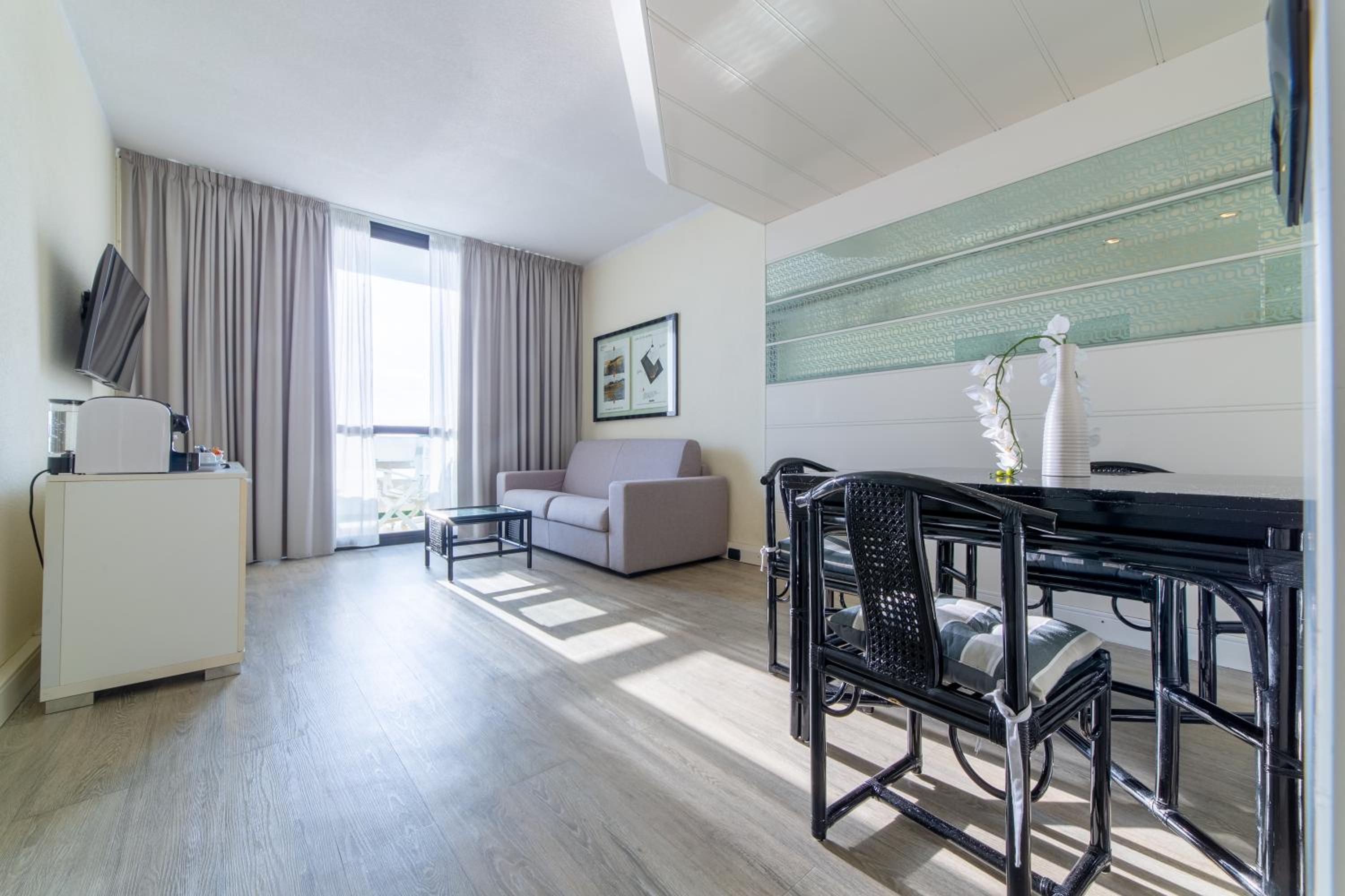 Suite - Photo 2