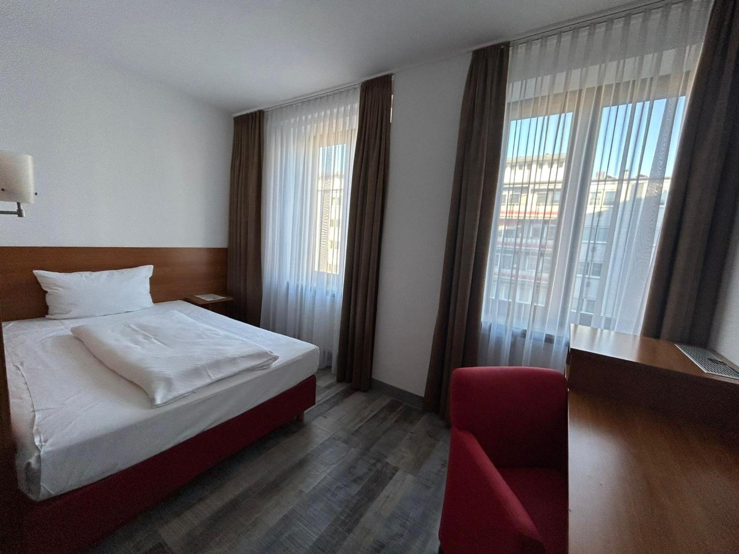 Double Room - Photo 6