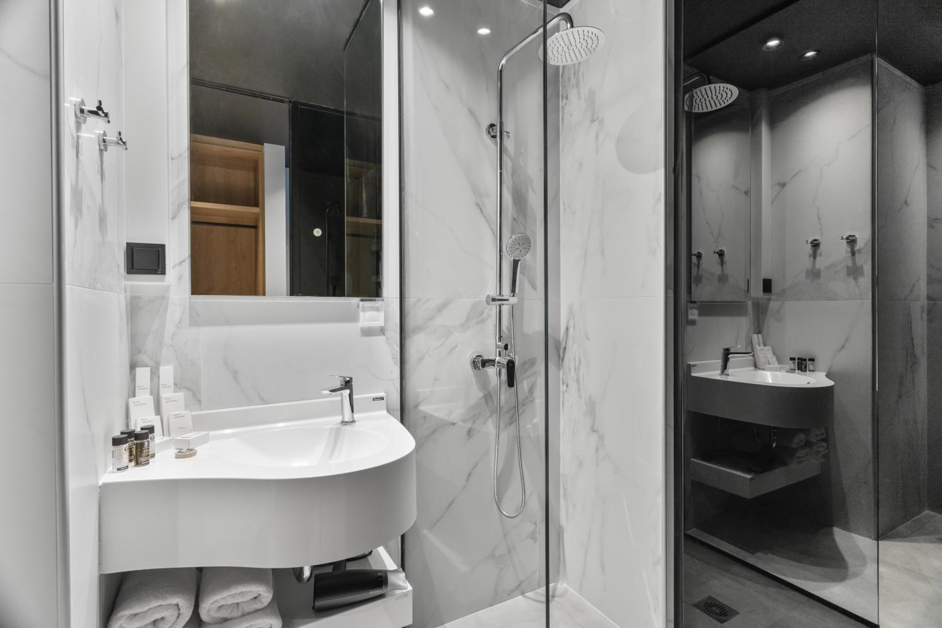 Double Room - Photo 12