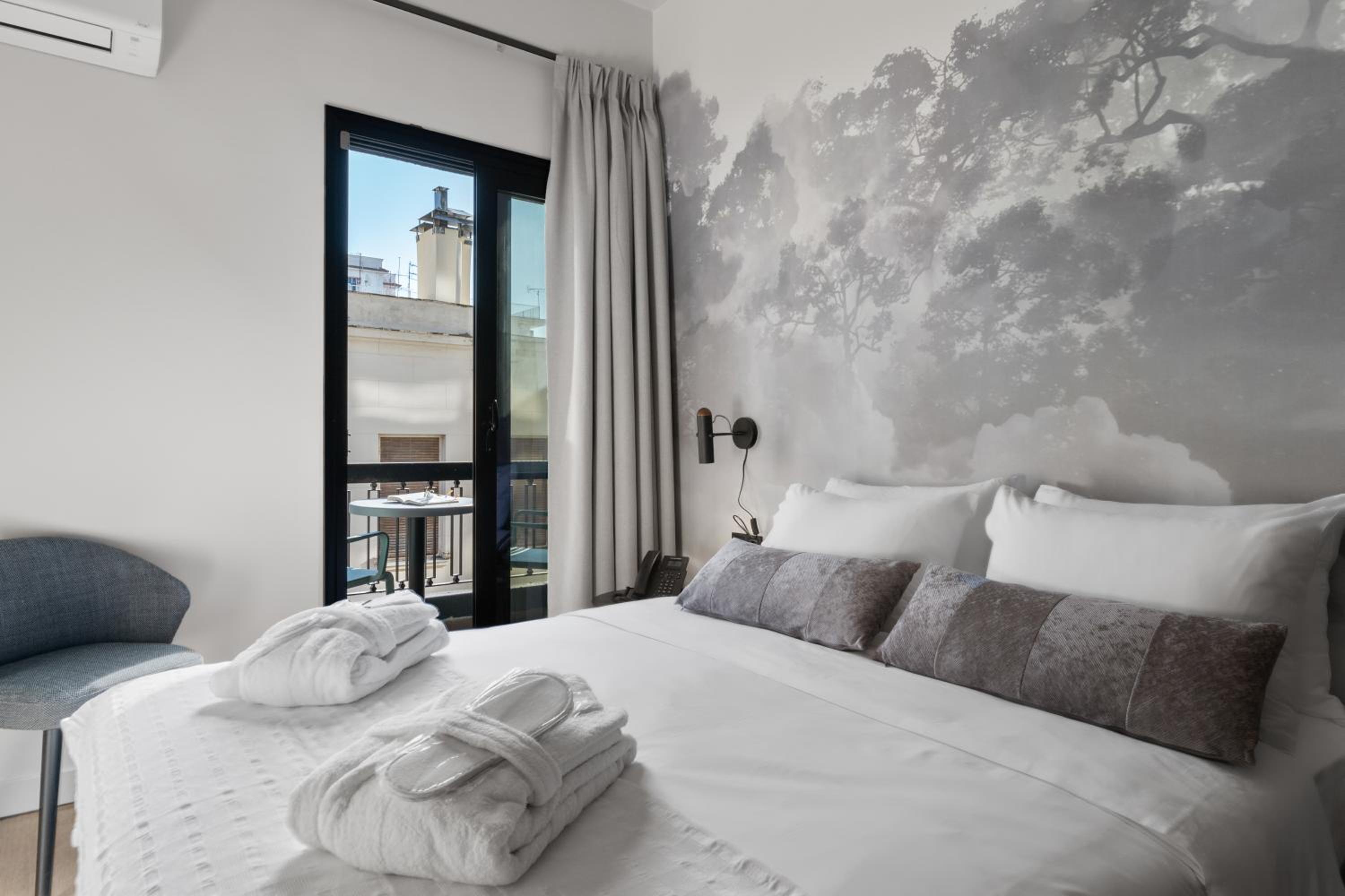 Double Room with Side Sea View - Photo 2