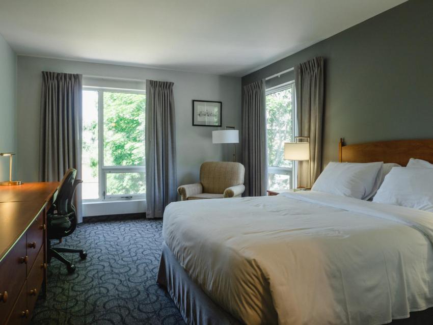 Queen Room - Semi-Accessible photo 1