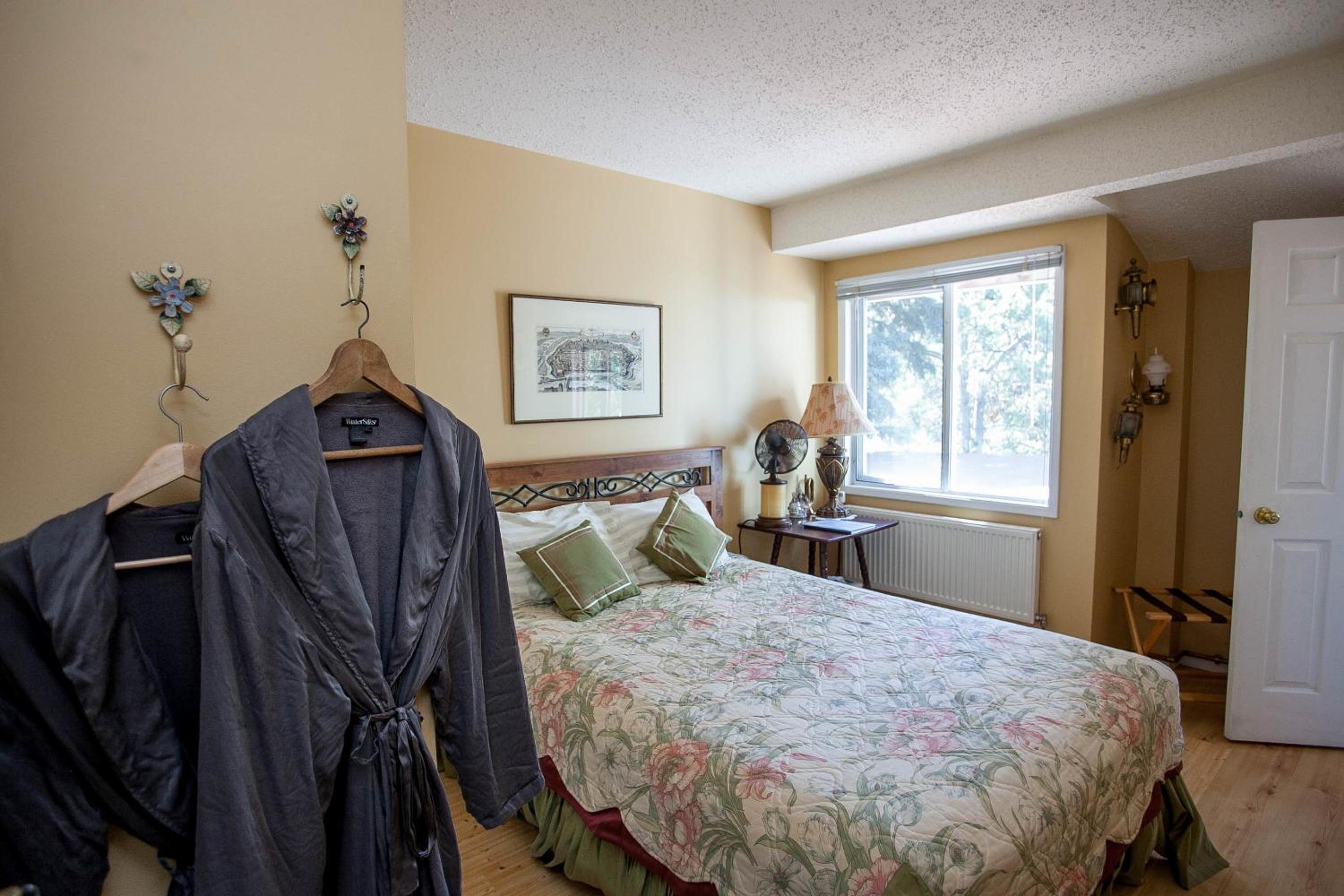 Queen Room photo 1