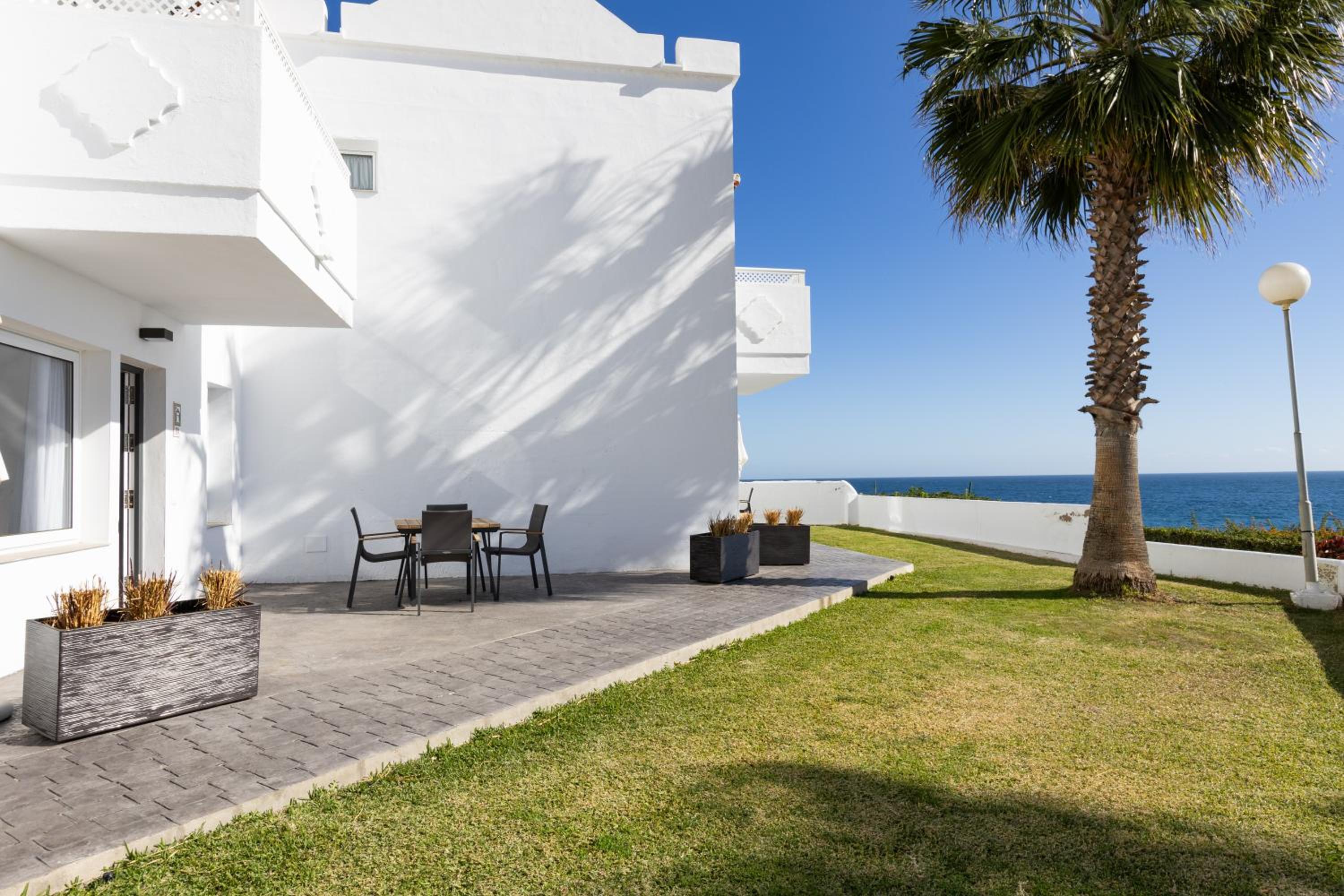 Classic Master Suite with Two Bedrooms and Sea View thumbnail 5