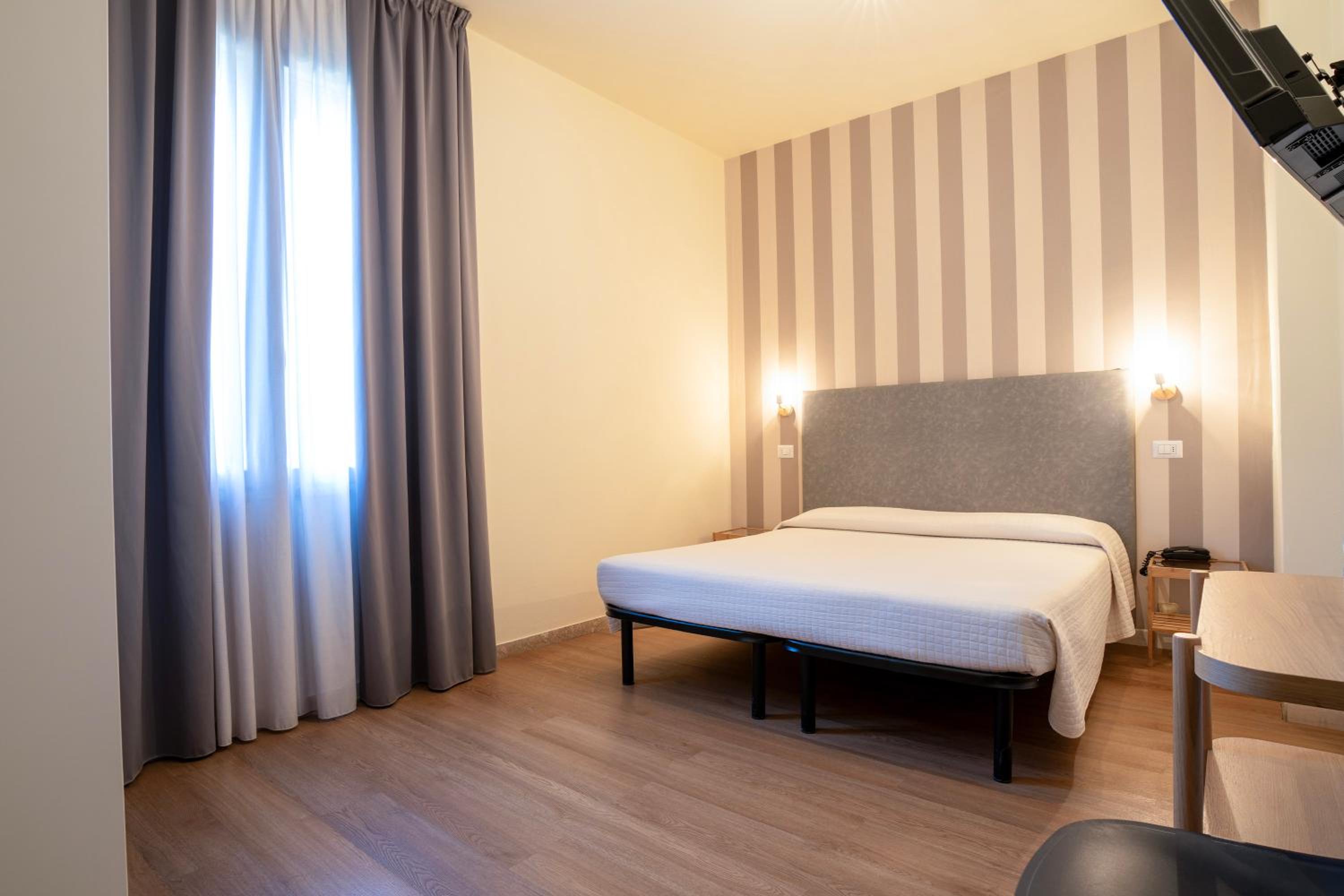 Double or Twin Room - Photo 5