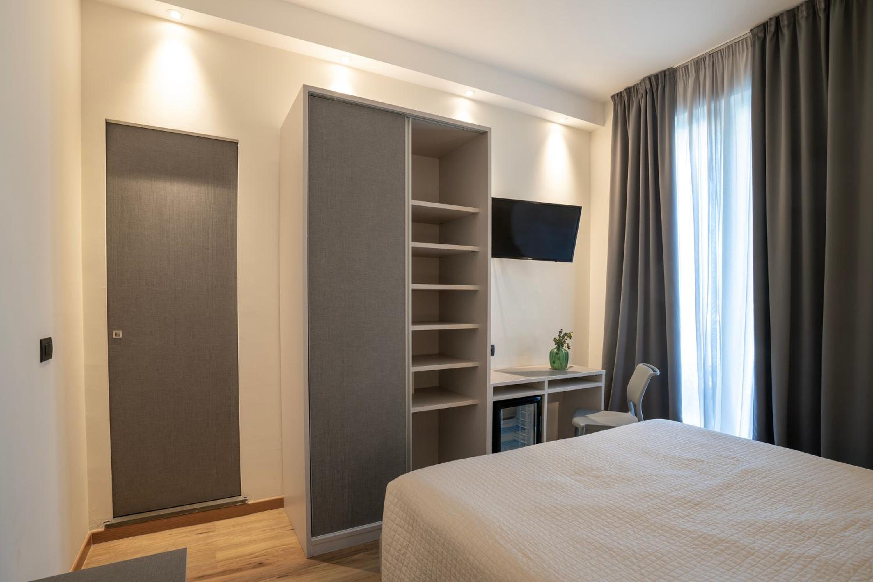 Two-Bedroom Suite - Photo 5