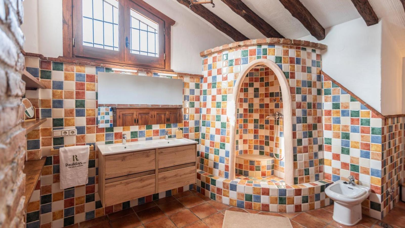 Six-Bedroom House photo 2