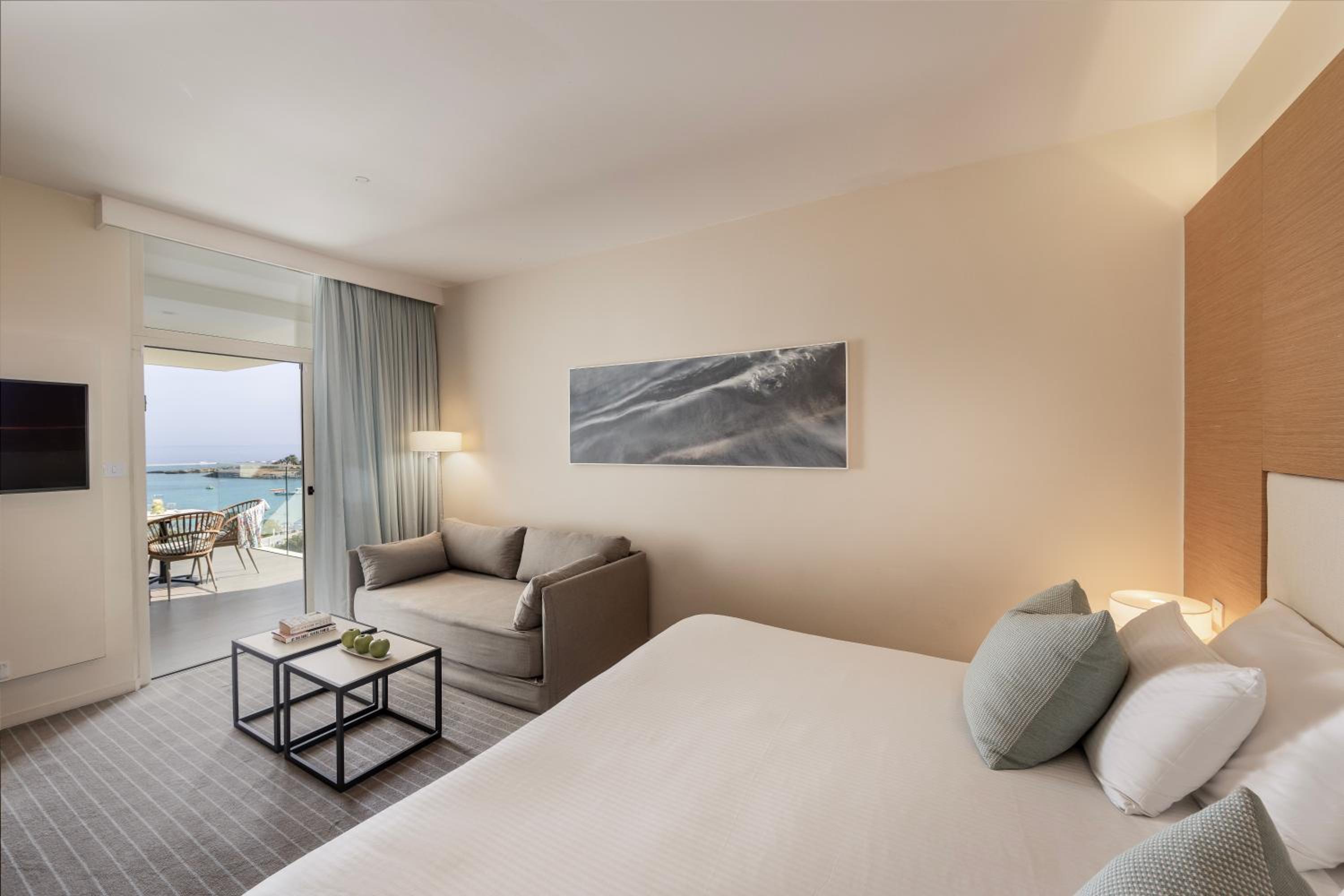 Deluxe Room with Sea View - Photo 3