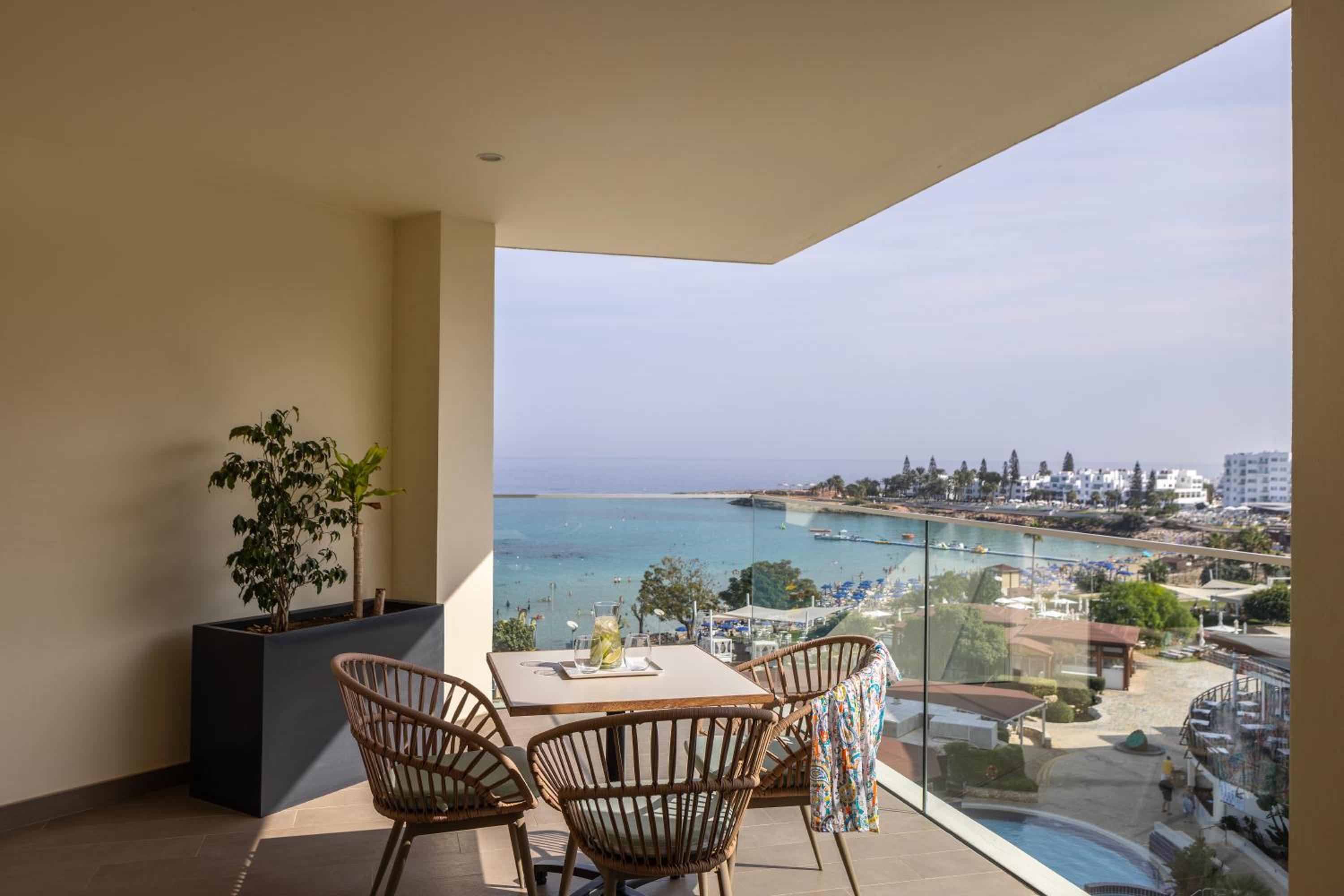 Deluxe Room with Sea View - Photo 5