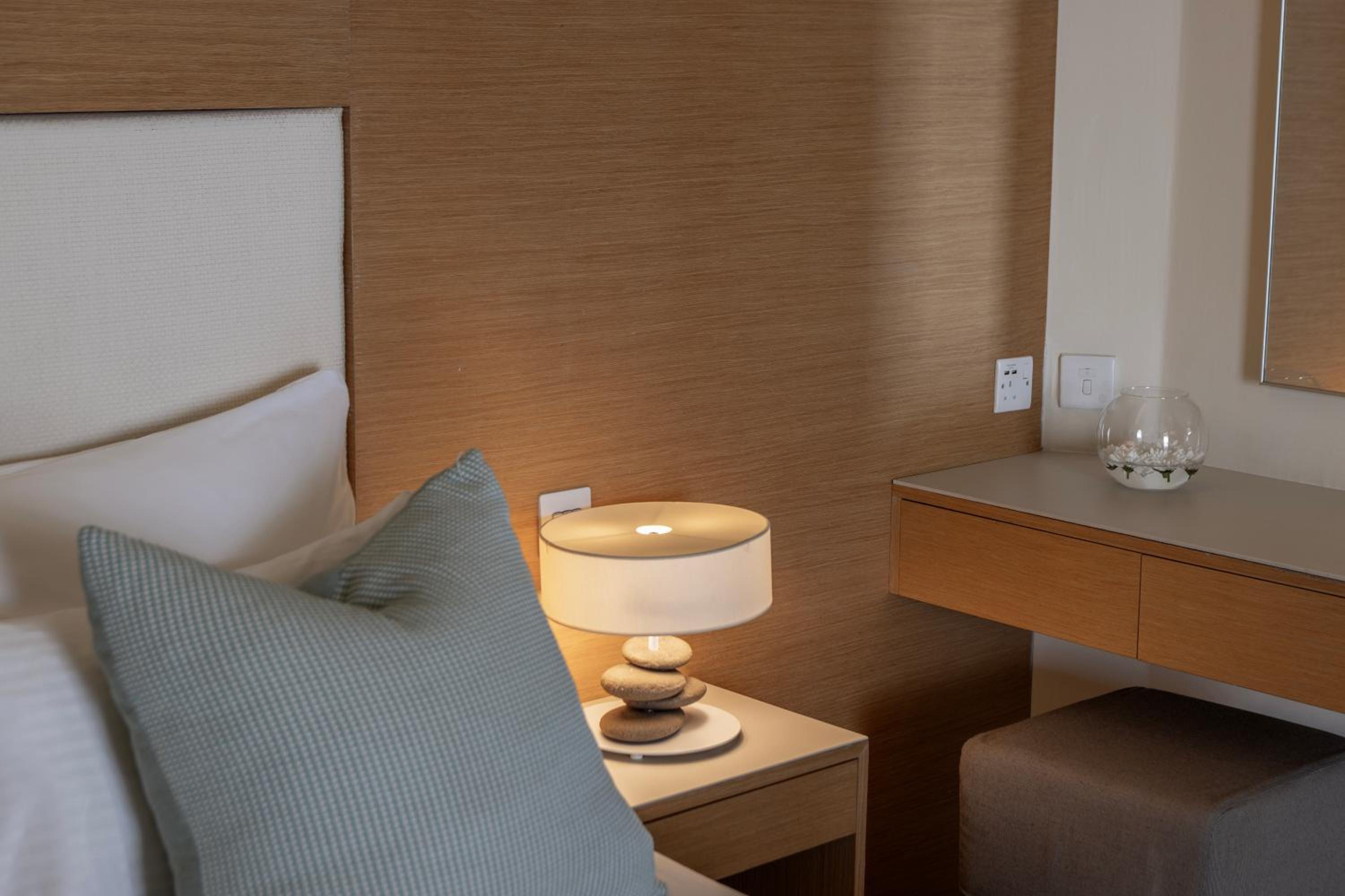 Deluxe Room with Sea View - Photo 4