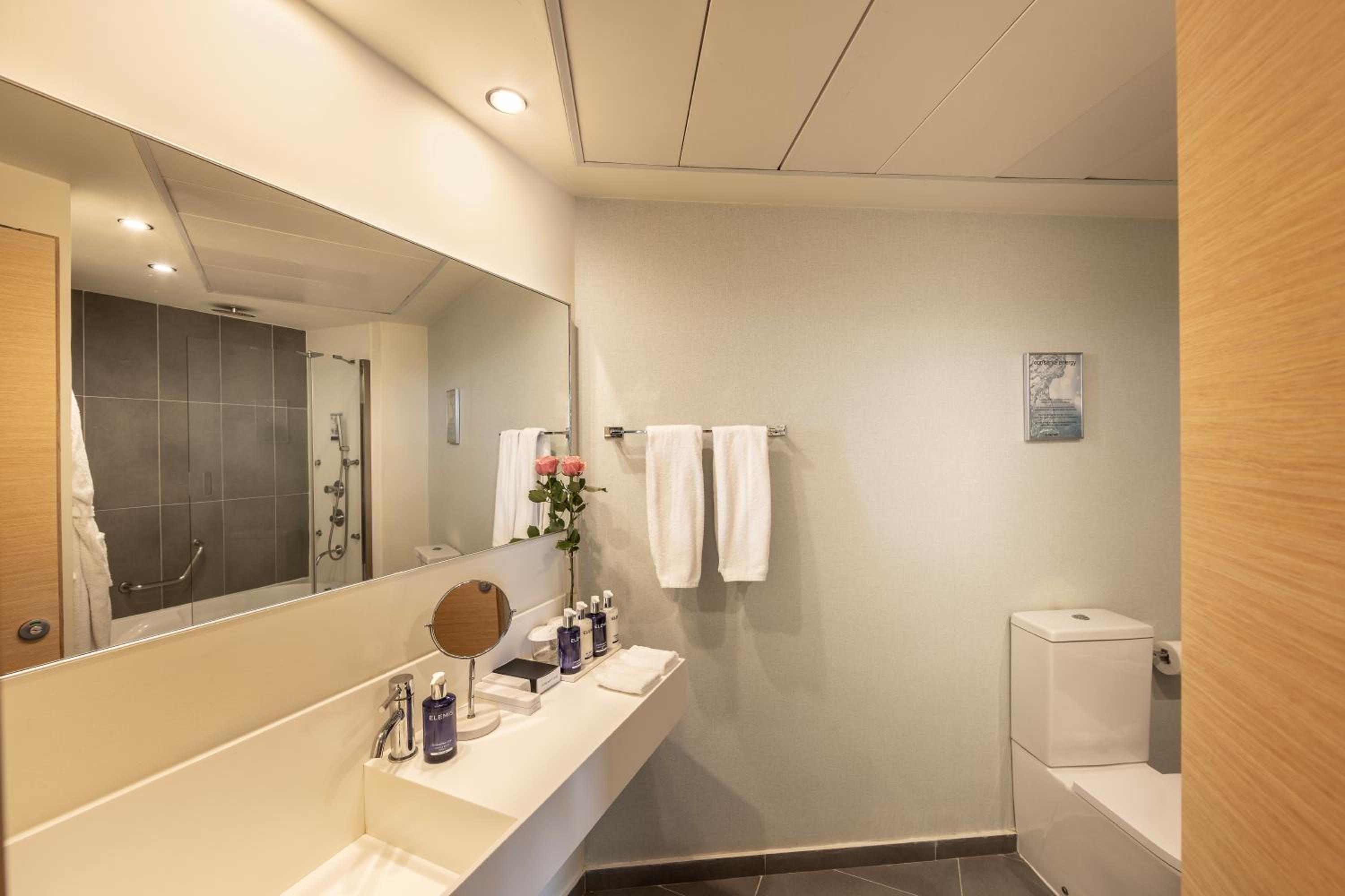 Deluxe Room with Sea View - Photo 2
