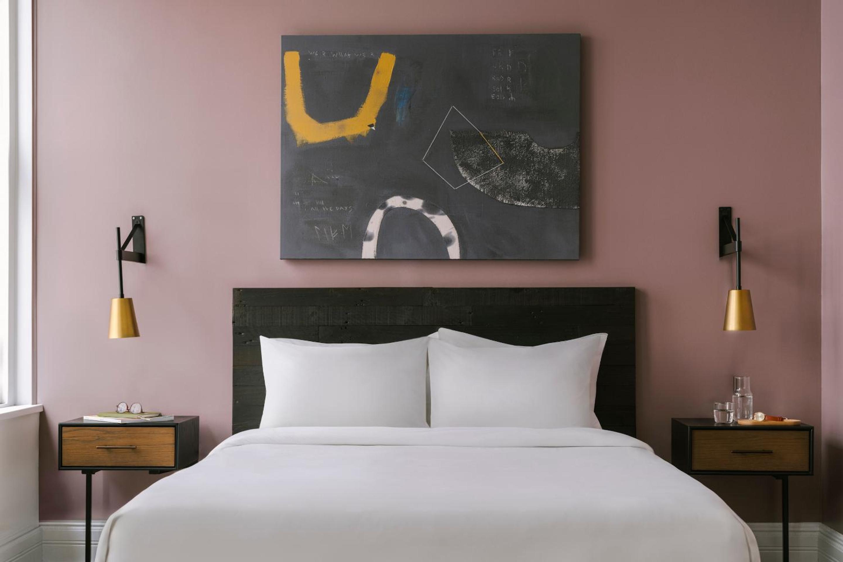 Queen Room photo 2
